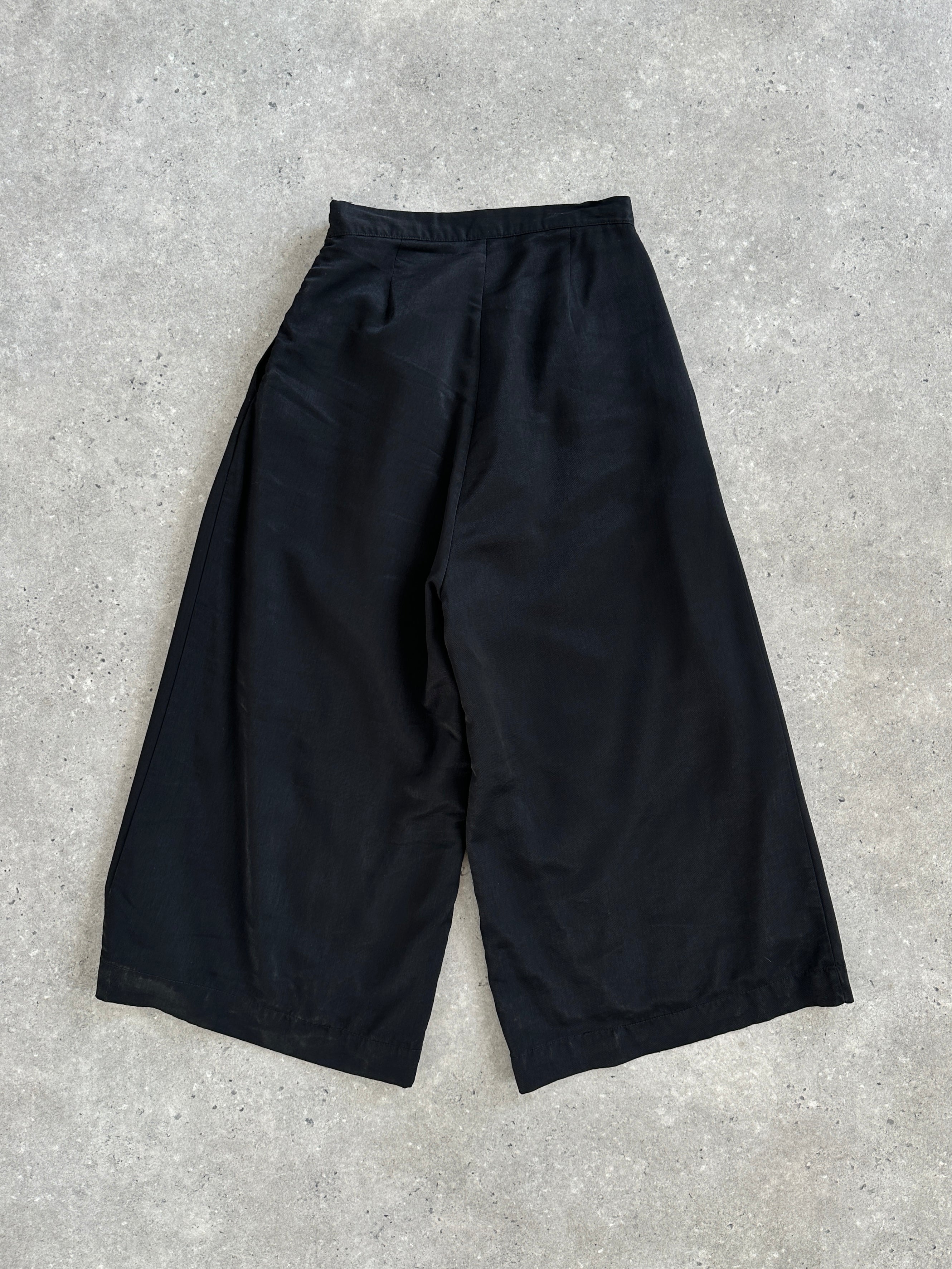 Vintage 1990s wide-leg pleated culottes shorts in W24, featuring a classic high-waisted design and flowy fabric.