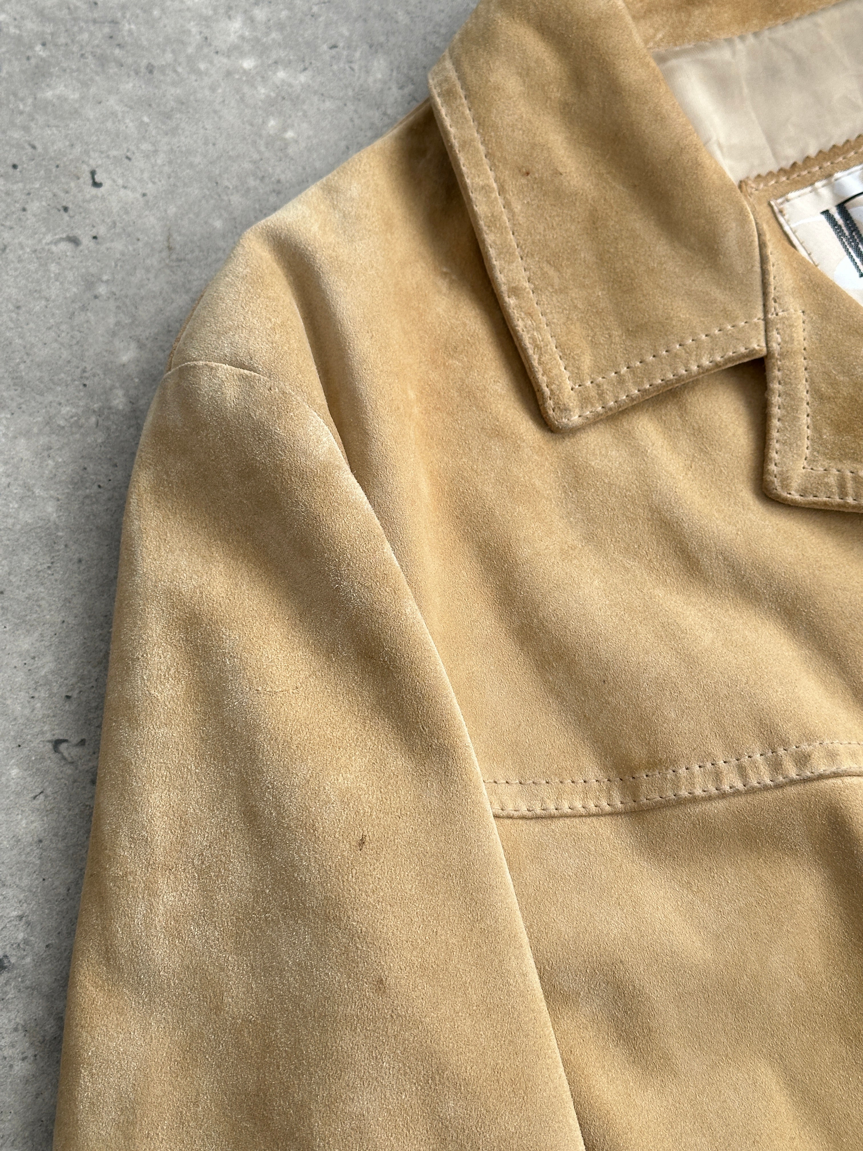 Vintage boxy suede jacket in size L/XL, featuring a classic design with a soft, textured suede exterior and stylish fit.
