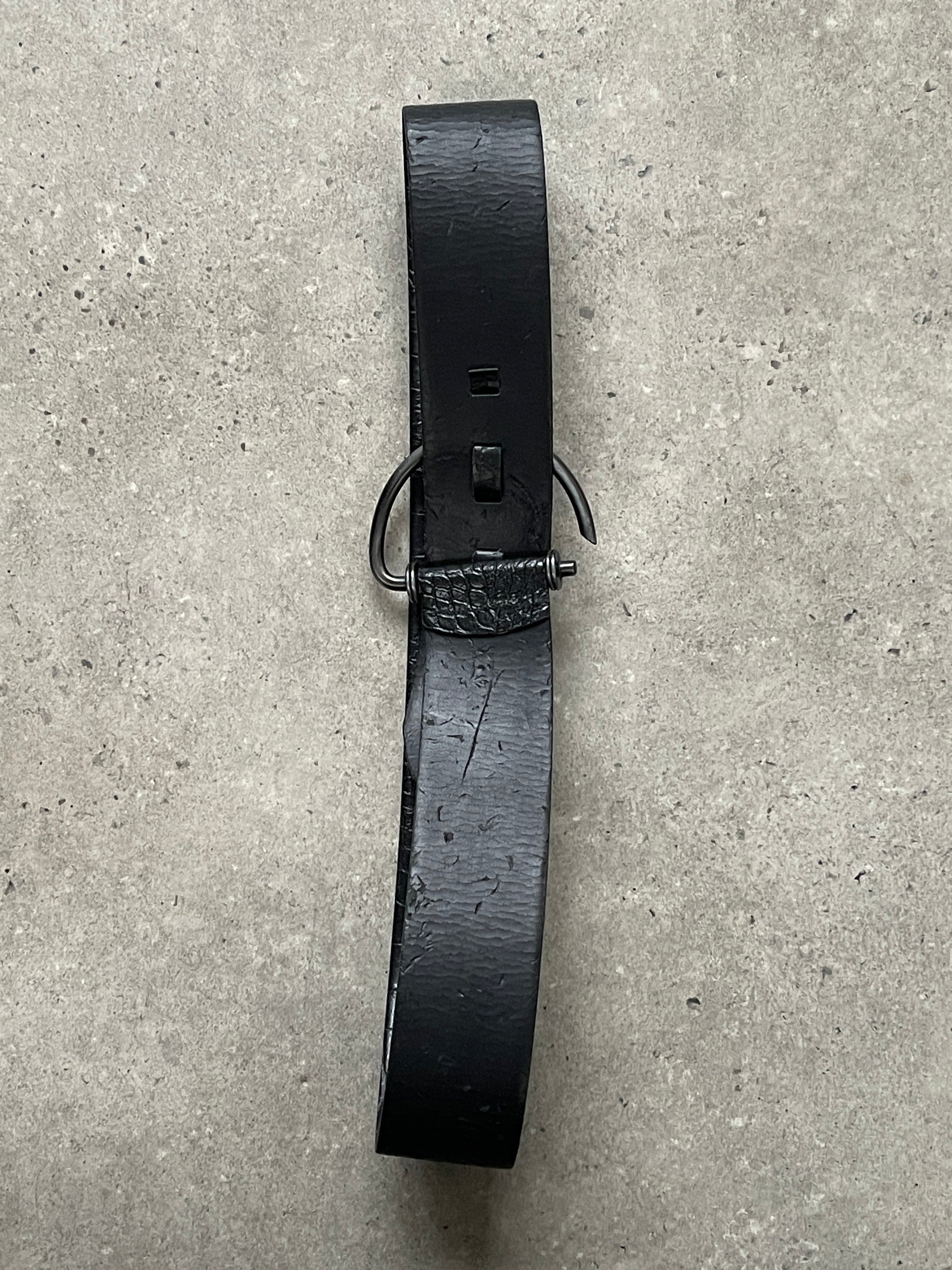 Vintage 1990s leather chunky D-ring belt in brown, adjustable W36-40, with rugged textured leather and metal D-ring buckle.