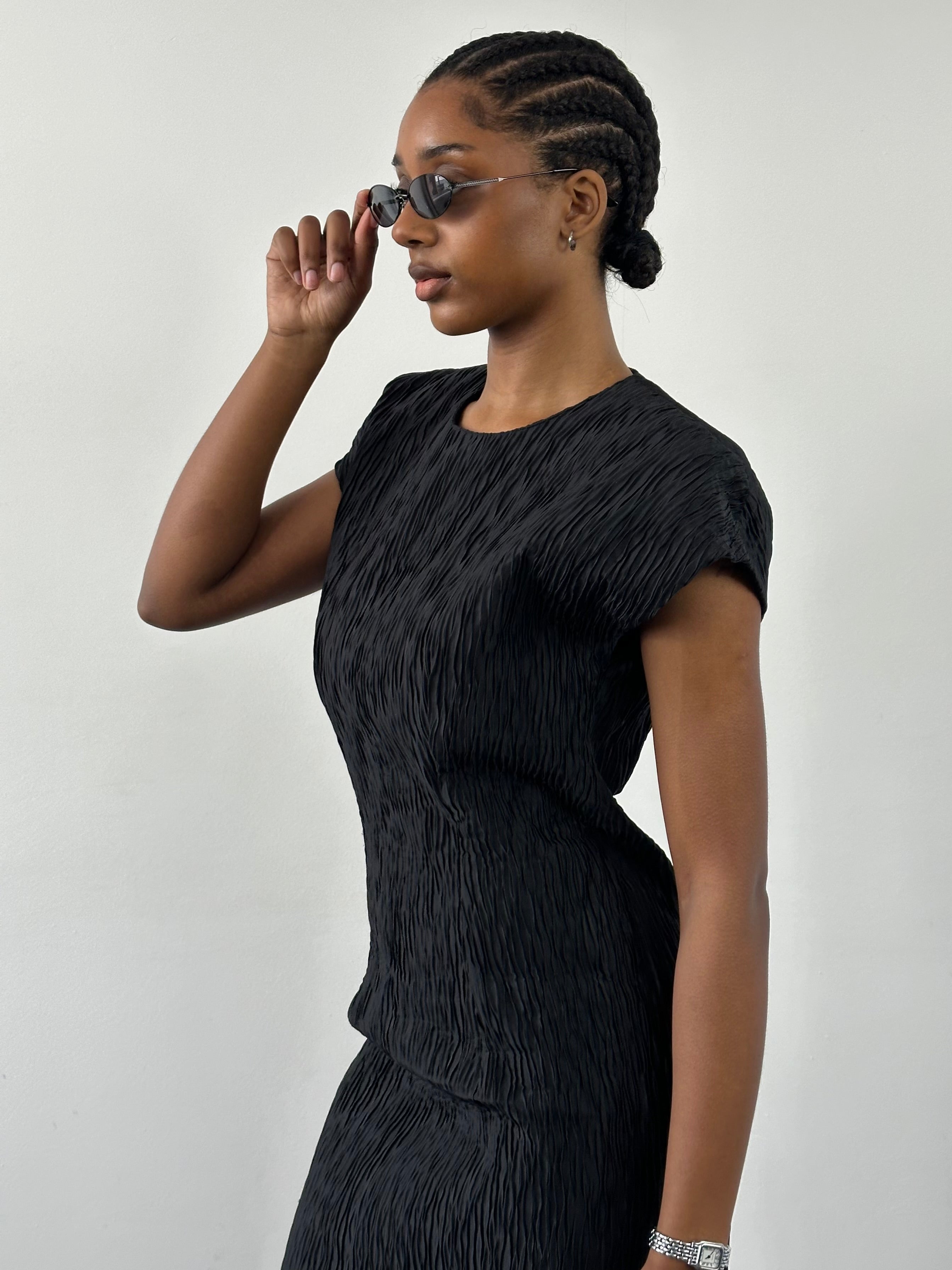 Vintage Italian vintage pleated sleeveless midi dress in S/M with a classic pleated design and elegant midi length.