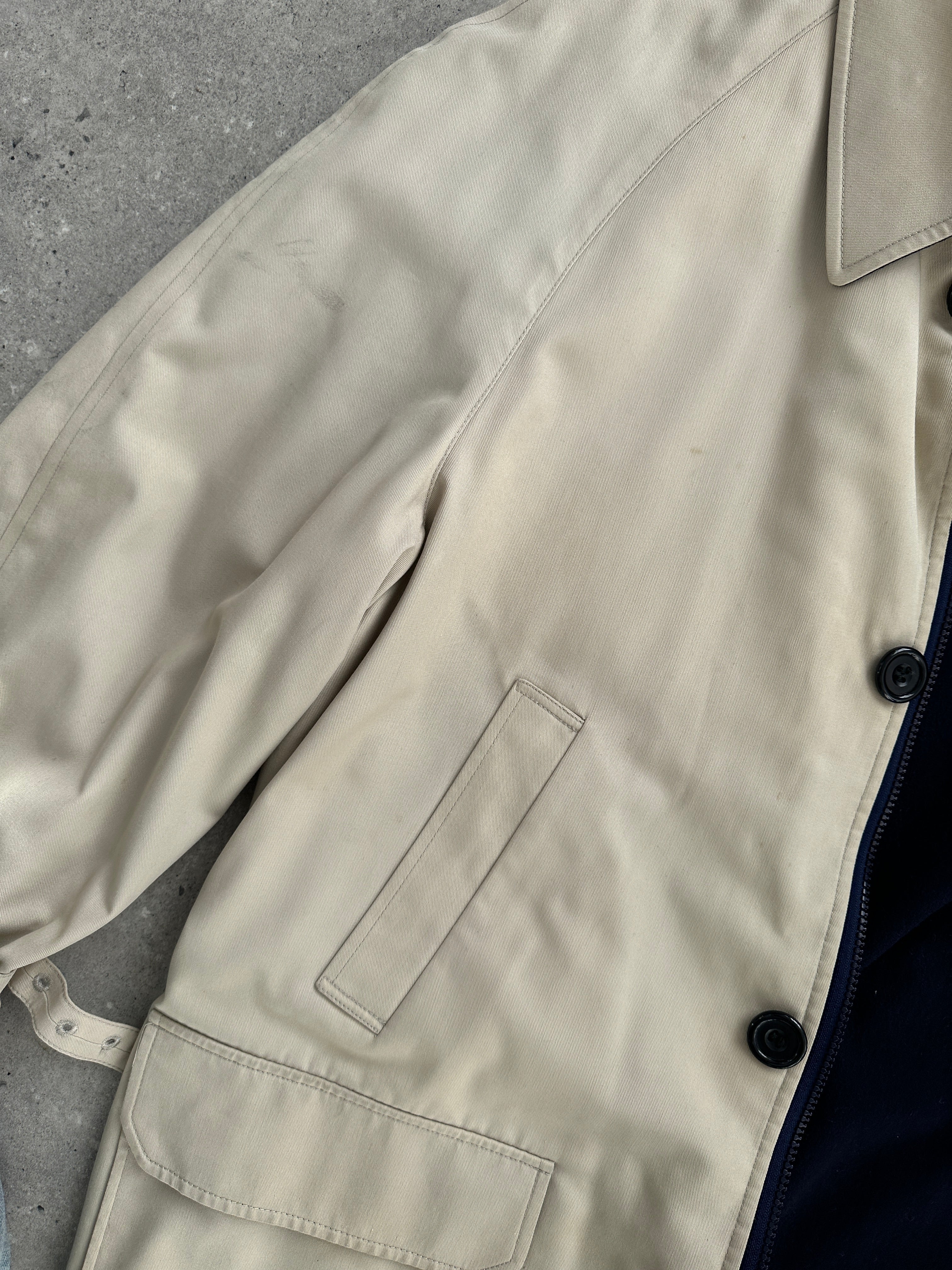 Aquascutum wool-lined mid-length coat in XL, featuring a classic design with a tailored fit and stylish collar detail.