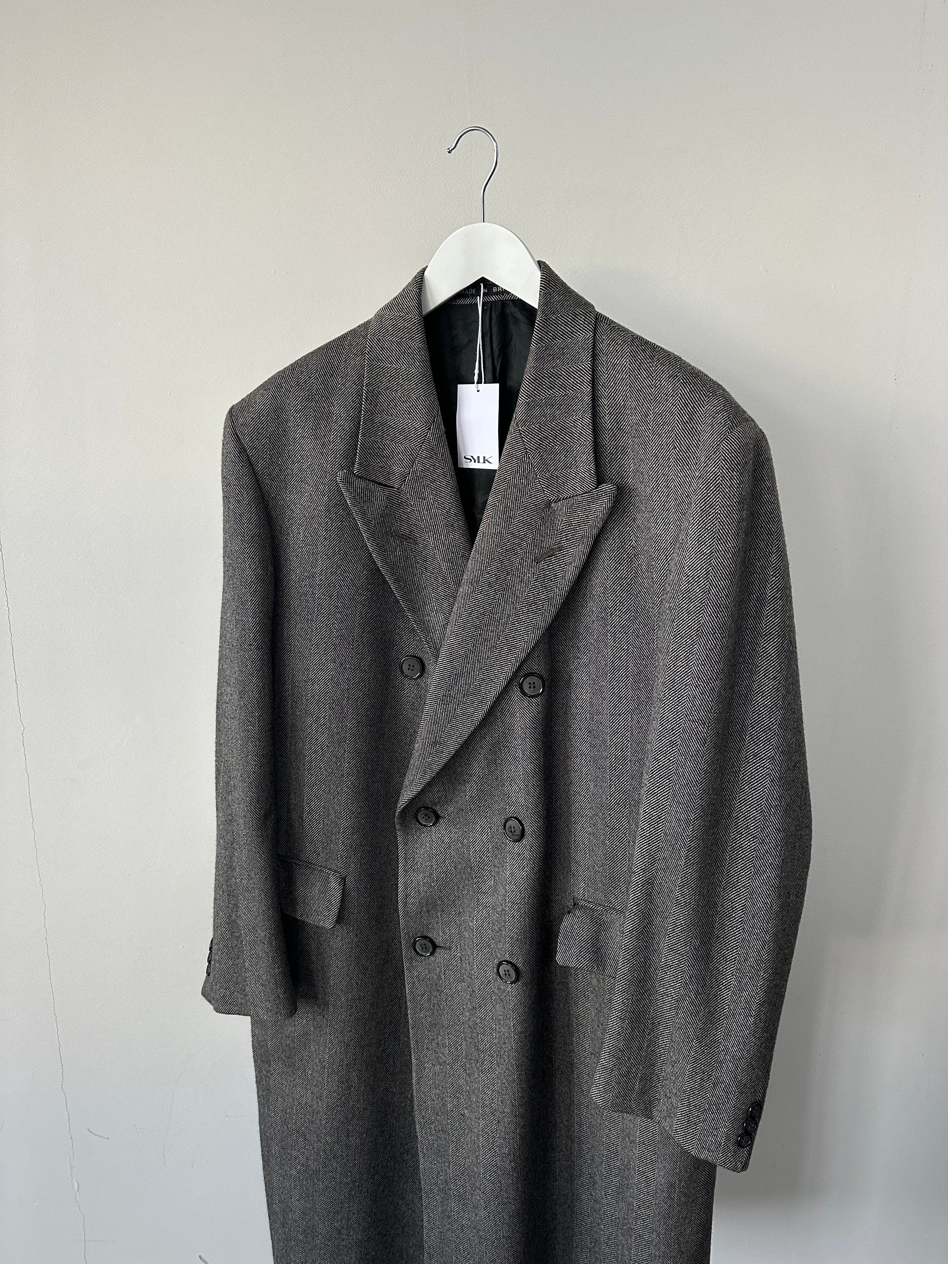 Vintage British vintage pure wool double-breasted herringbone coat in size L/XL, featuring classic style and textured pattern.