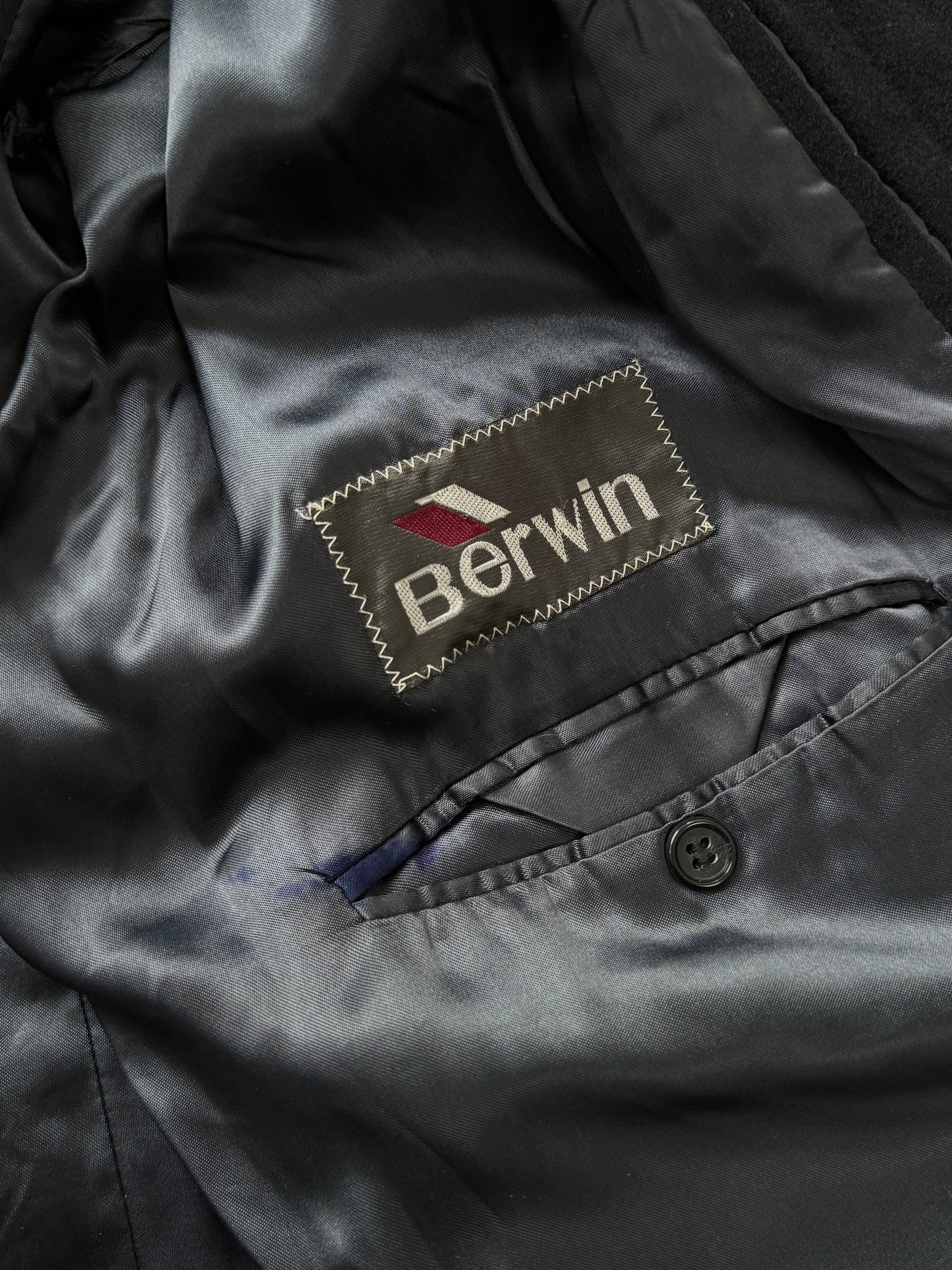 Vintage 1990s pure wool single-breasted coat in size L, classic design with a tailored fit and timeless style.