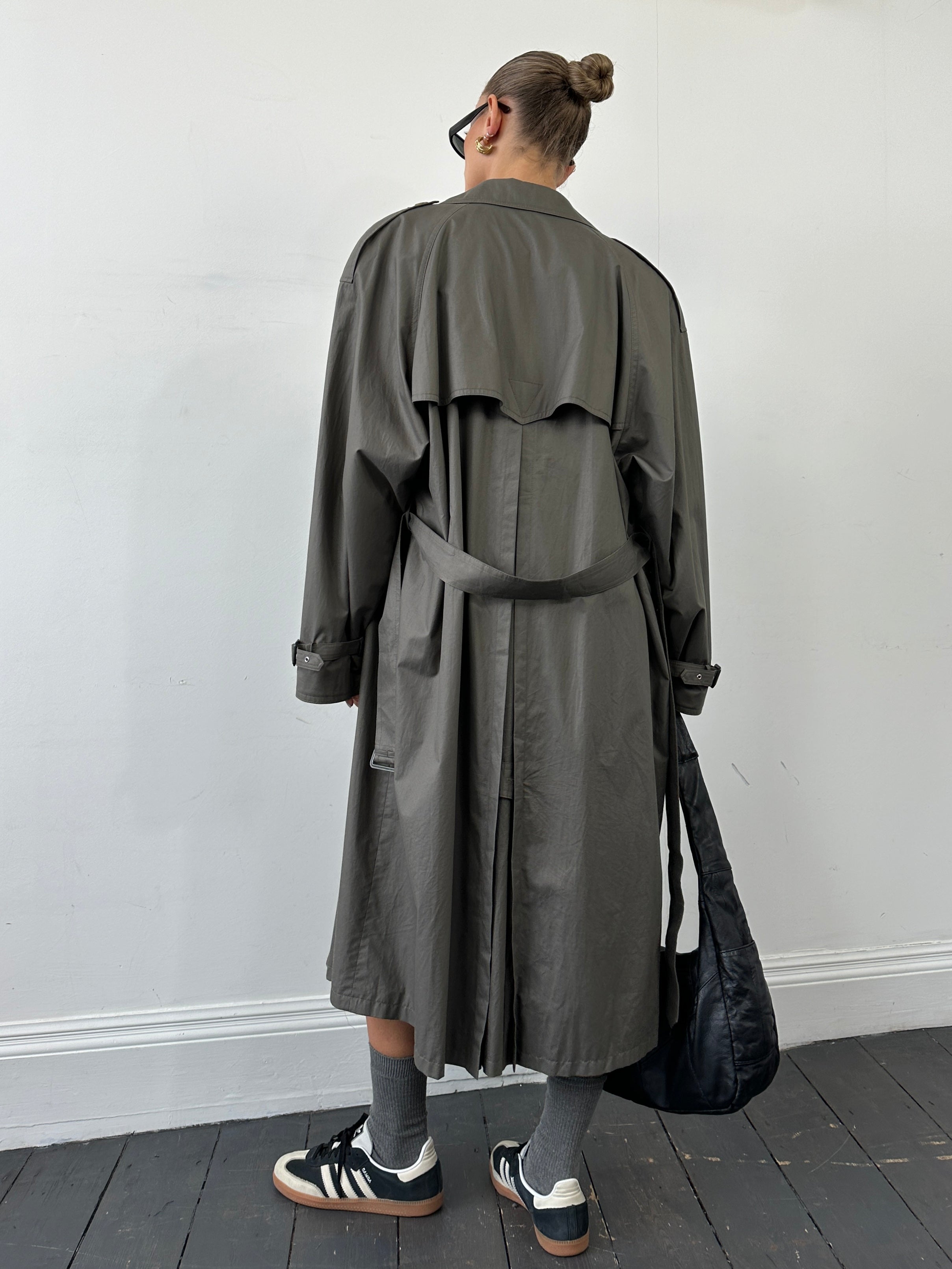 Vintage XL trench coat with concealed placket and belt, showcasing classic design and textured fabric in the image.