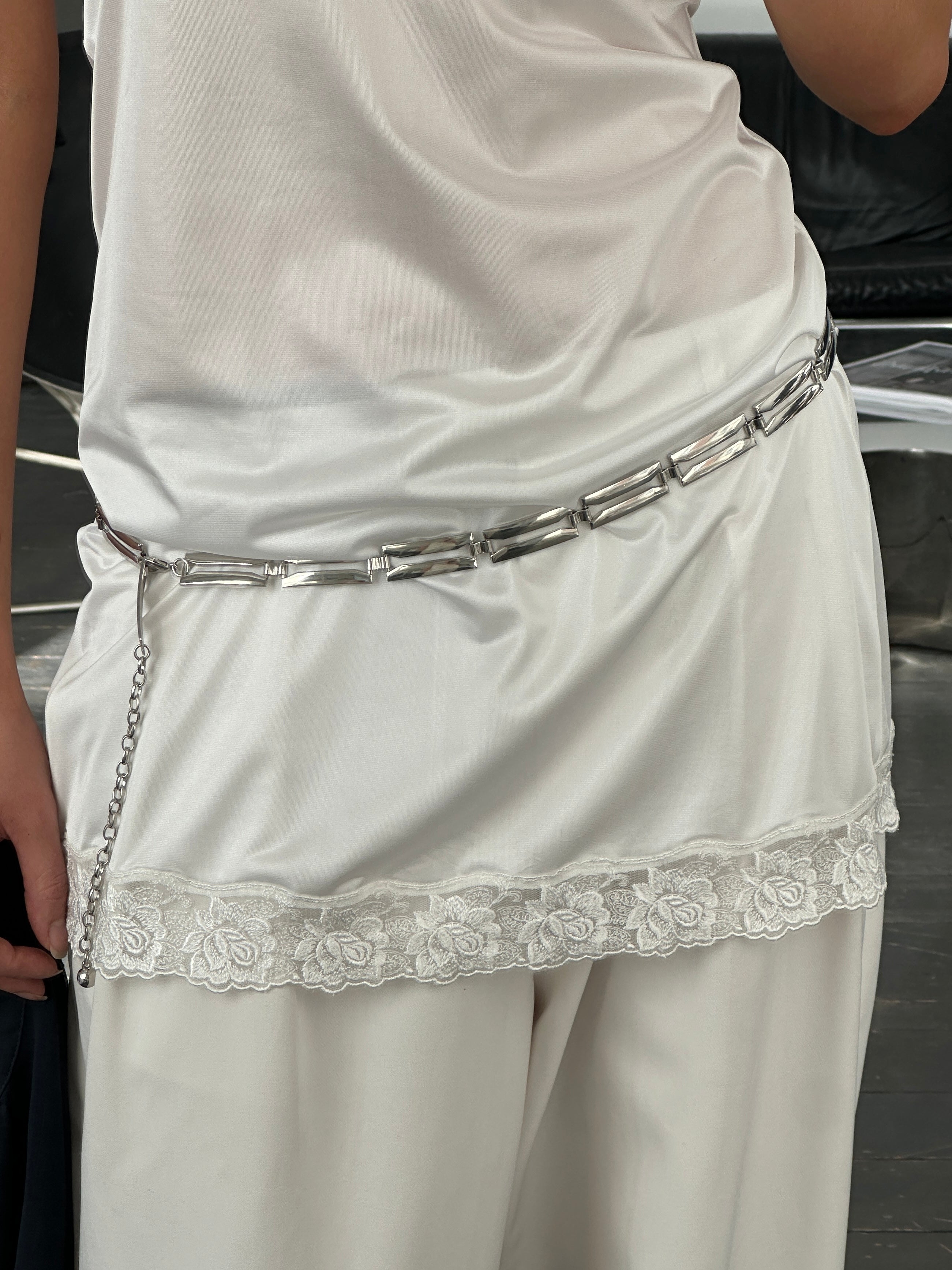 Vintage 2000s metal chain belt with adjustable size, featuring bold links and a classic retro style.