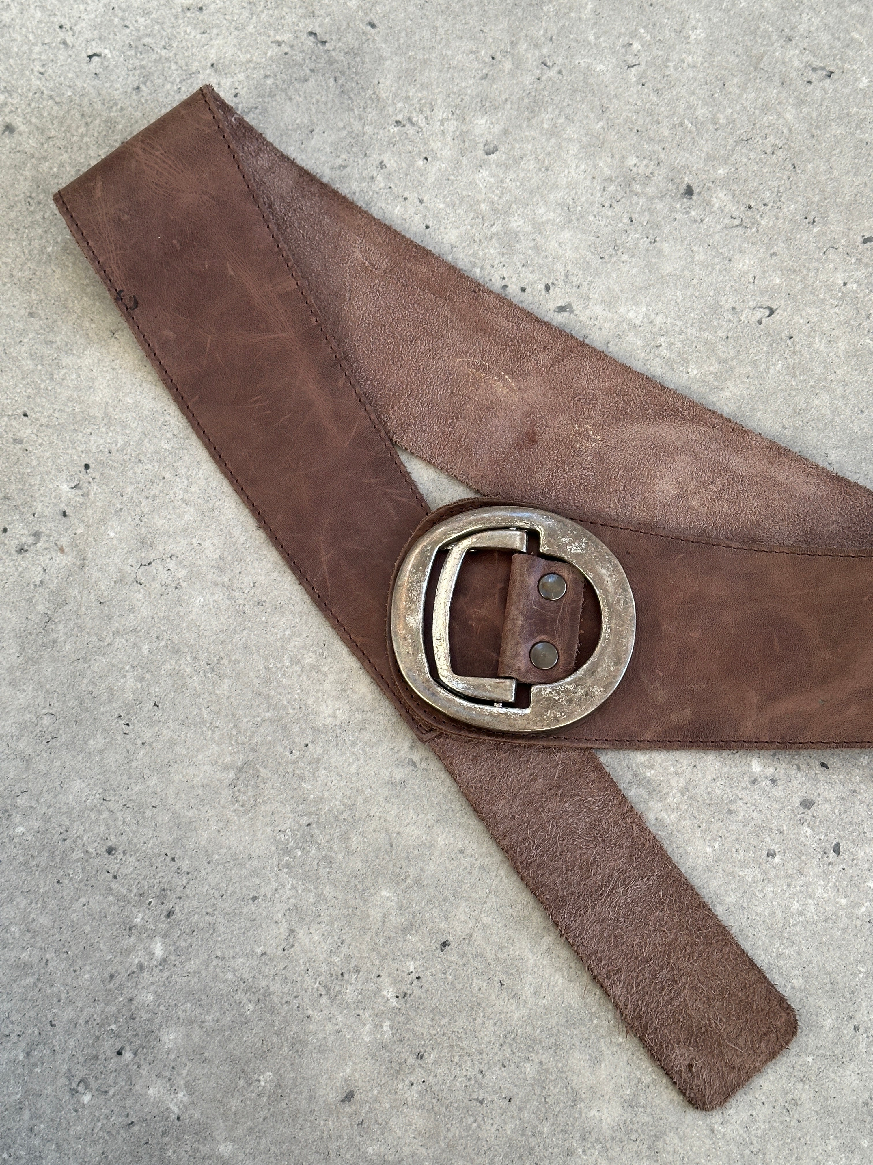 Vintage 1990s chunky leather belt in brown with brass buckle, size W35-38, rugged and stylish accessory.