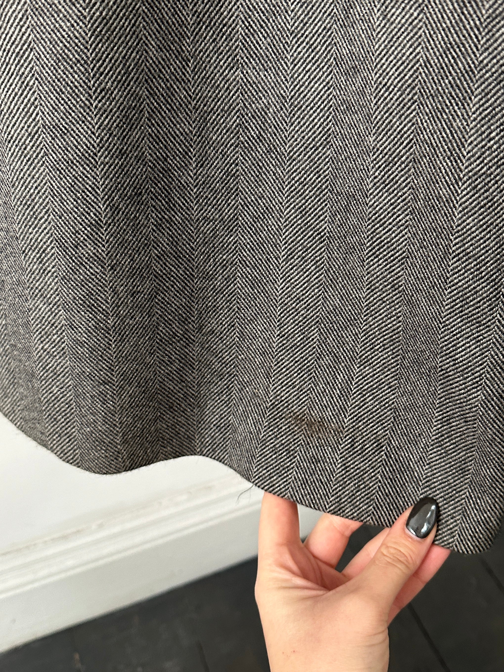 Vintage British double-breasted wool coat with herringbone pattern in size L/XL, classic vintage style and warm, textured fabric.