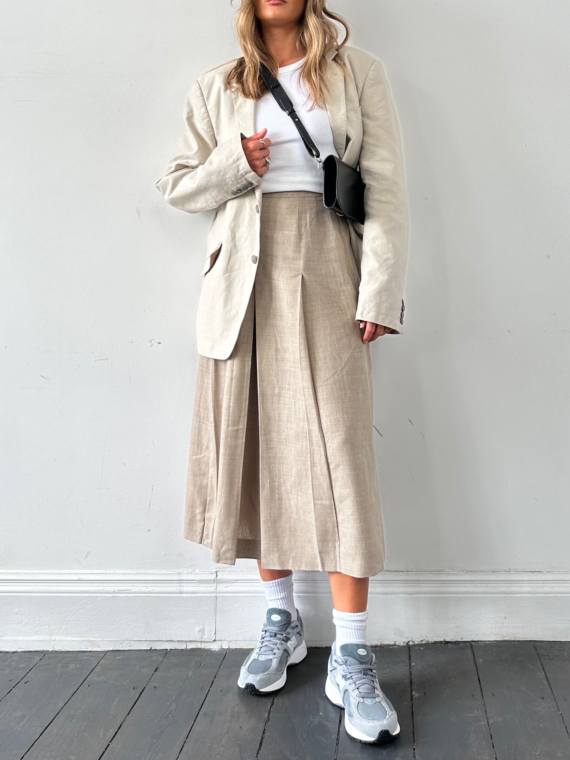 Jaeger pleated linen midaxi skirt with a W26 waist, featuring a flowy design and classic pleats in a light, breathable fabric.