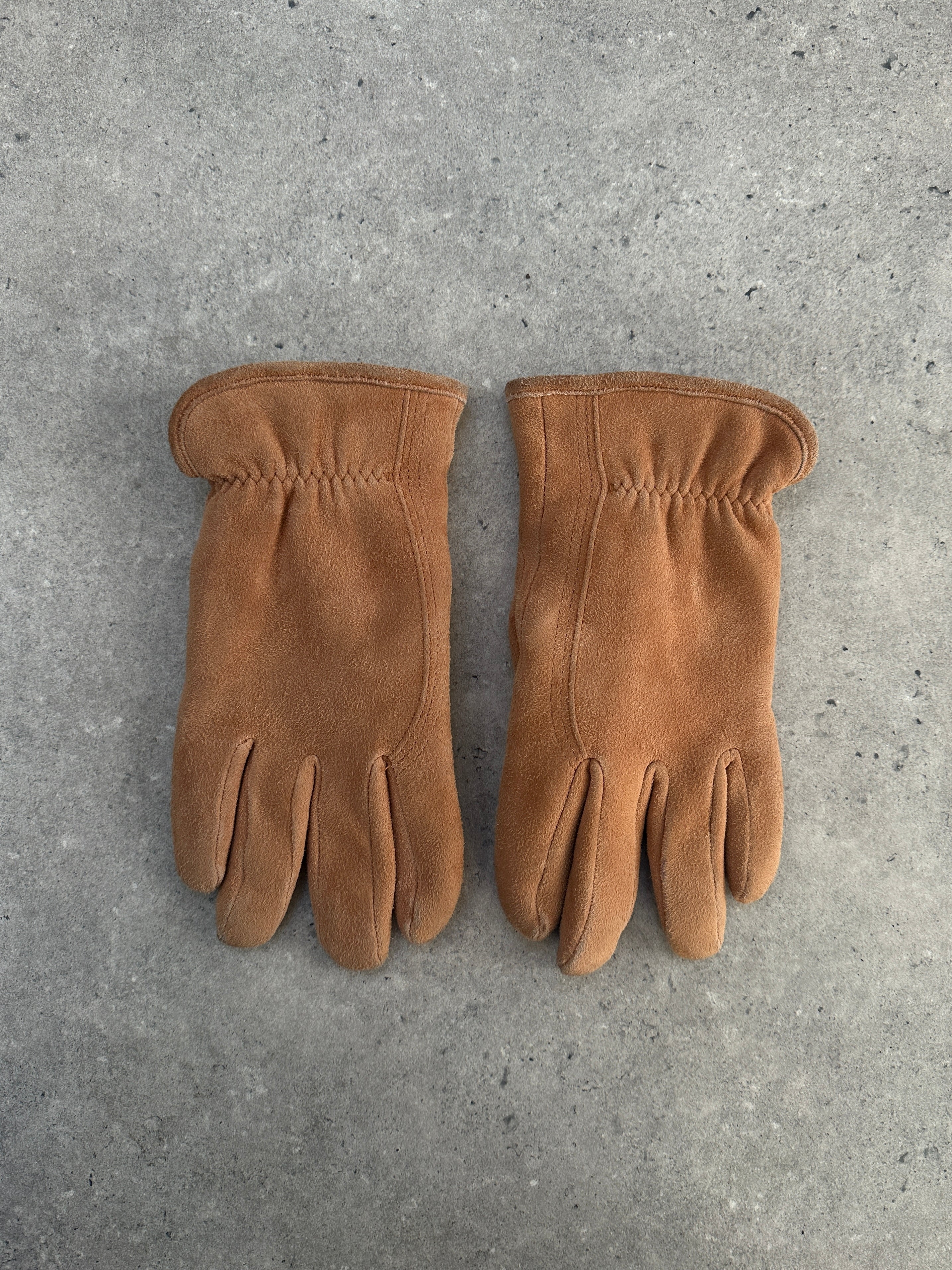 Vintage suede gloves in size L/XL, showing soft beige material and classic design for a stylish, vintage accessory.