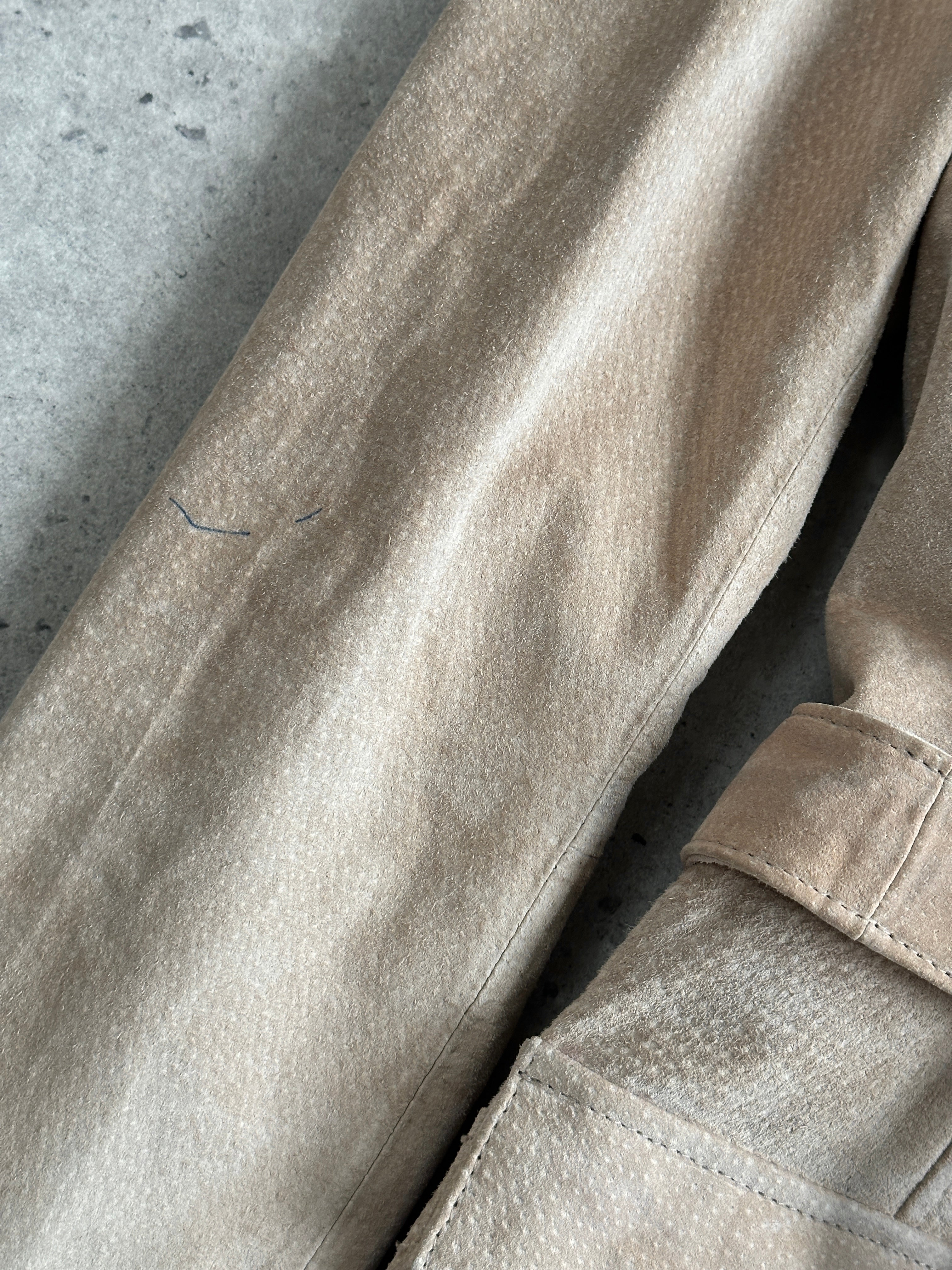 Vintage belted suede jacket, size M, stylish outerwear with a classic design and textured suede material.