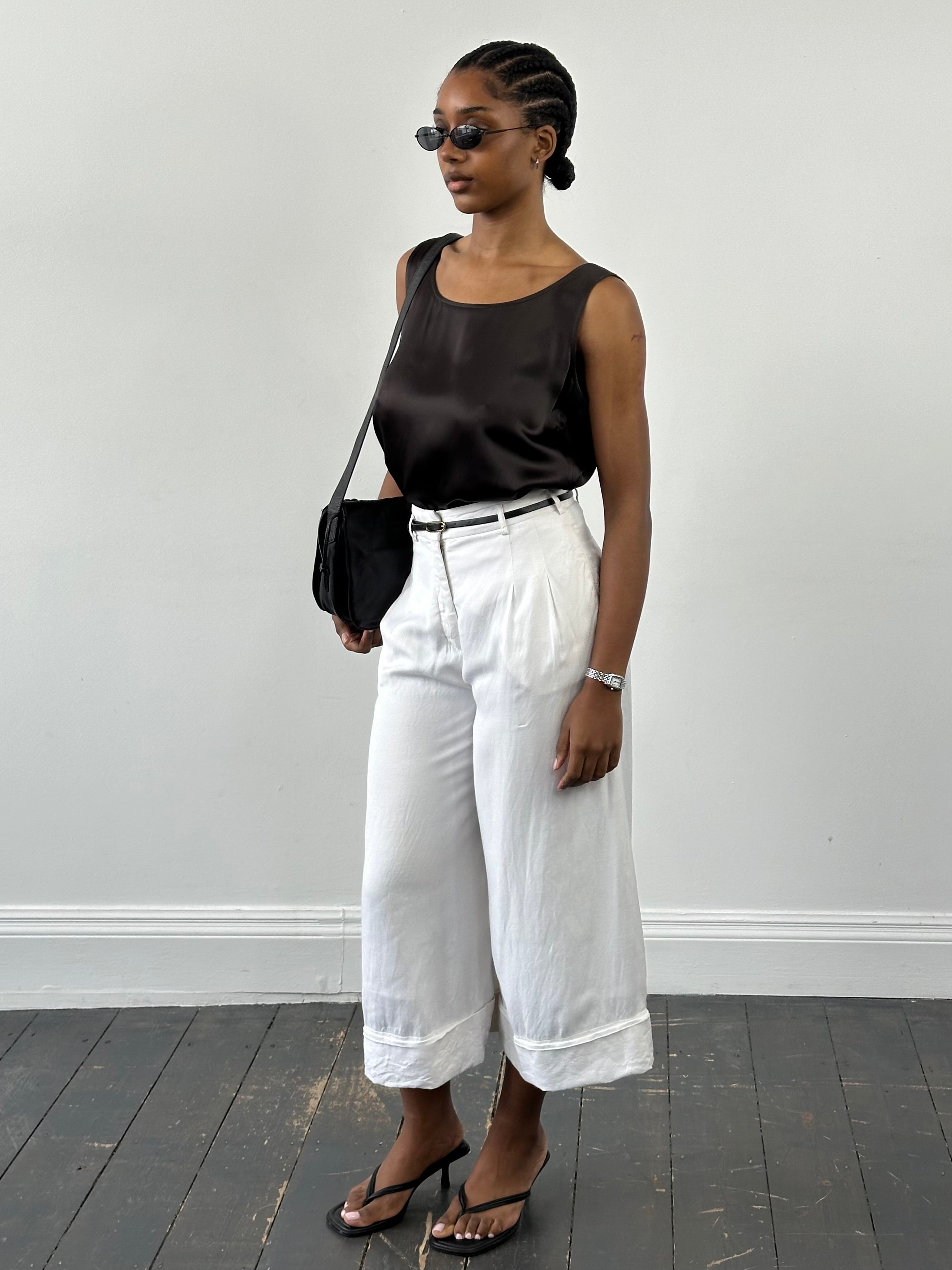 Vintage Japanese 1990s high-waisted wide-leg culottes shorts in W26, featuring a relaxed fit and vintage fabric details.