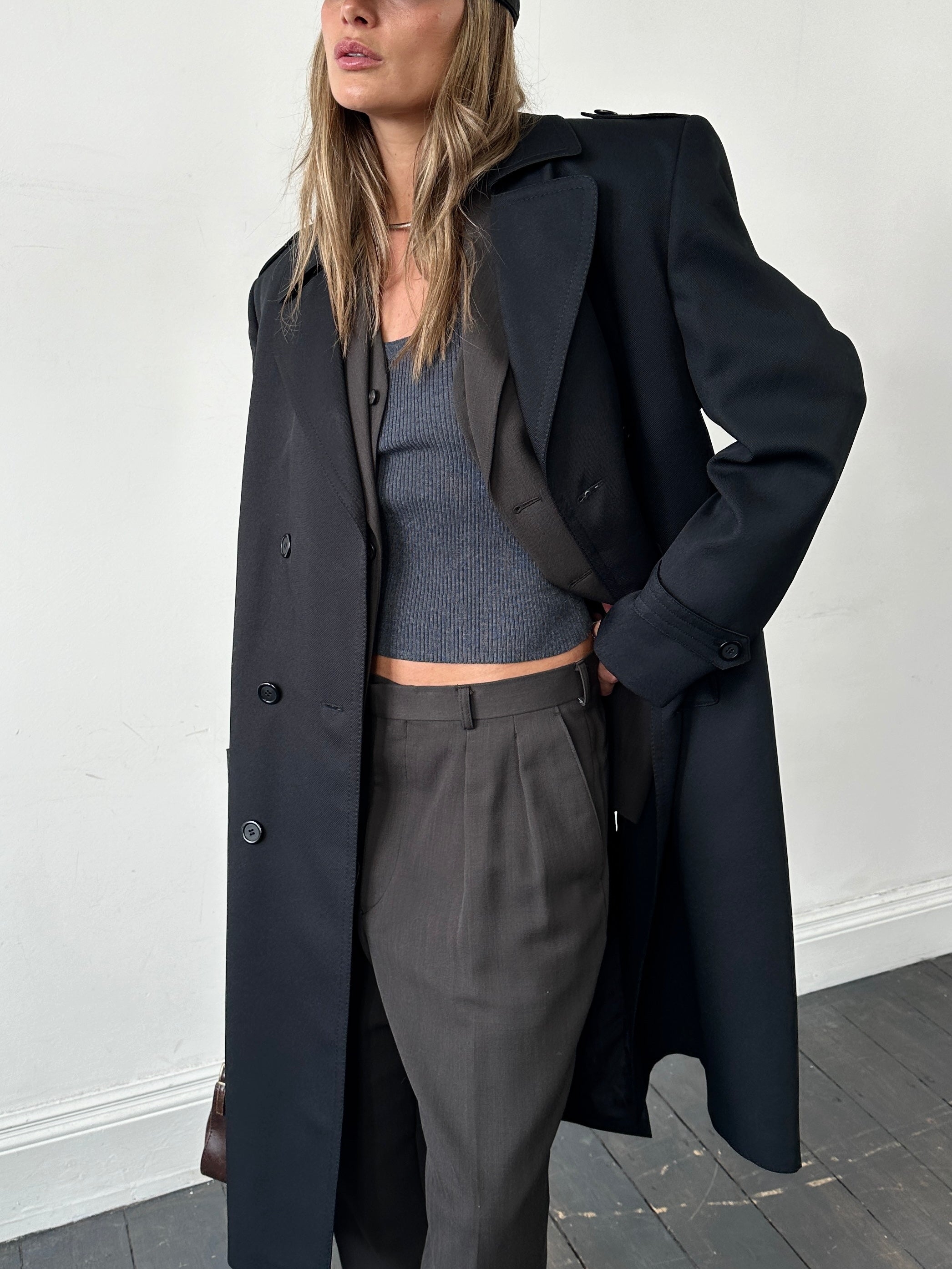 Vintage double-breasted belted trench coat in size L, classic style with a tailored fit and timeless design.