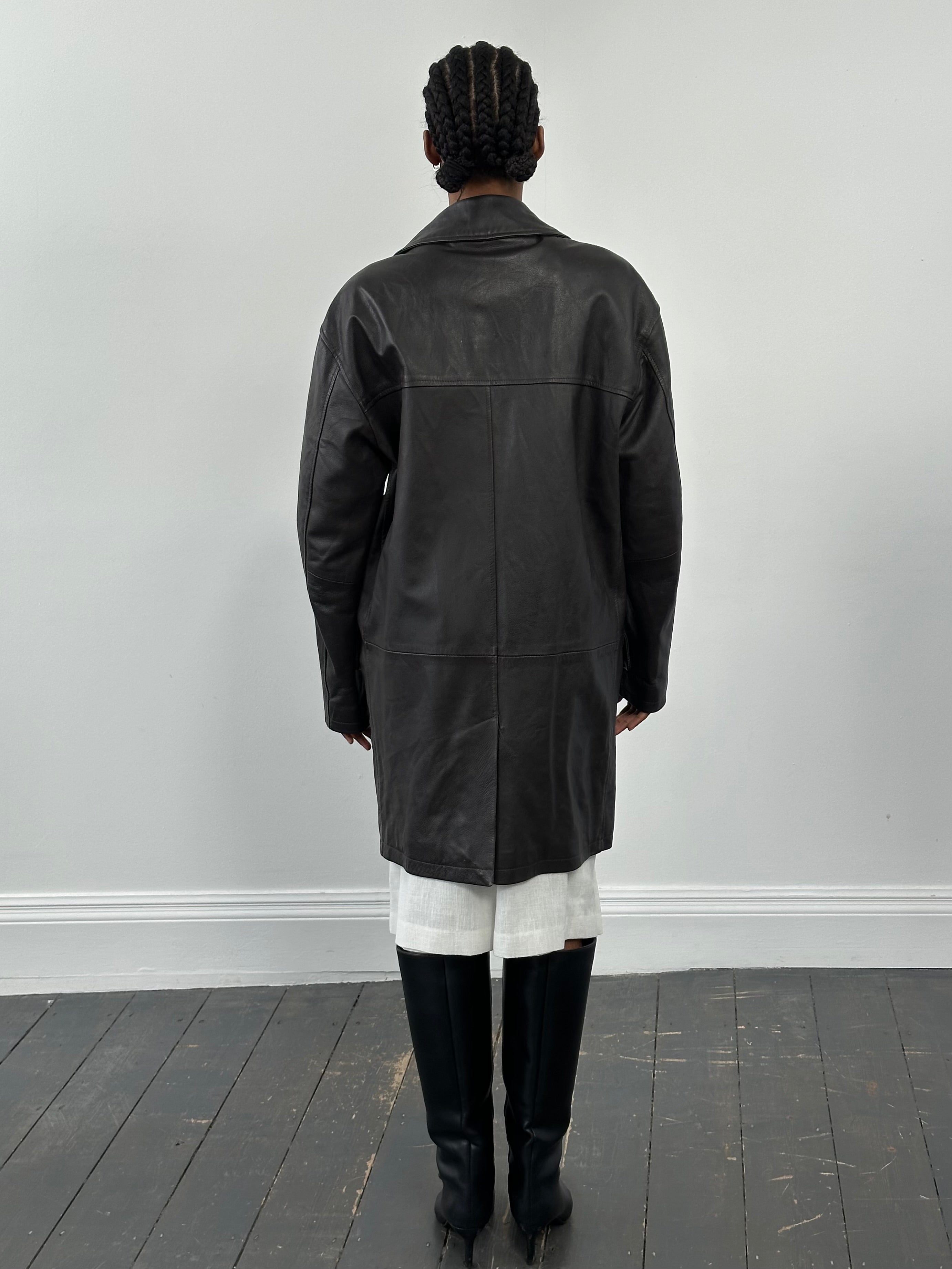 Conbipel 1990s leather trench coat in XL, stylish vintage leather jacket with classic design and rich leather texture.