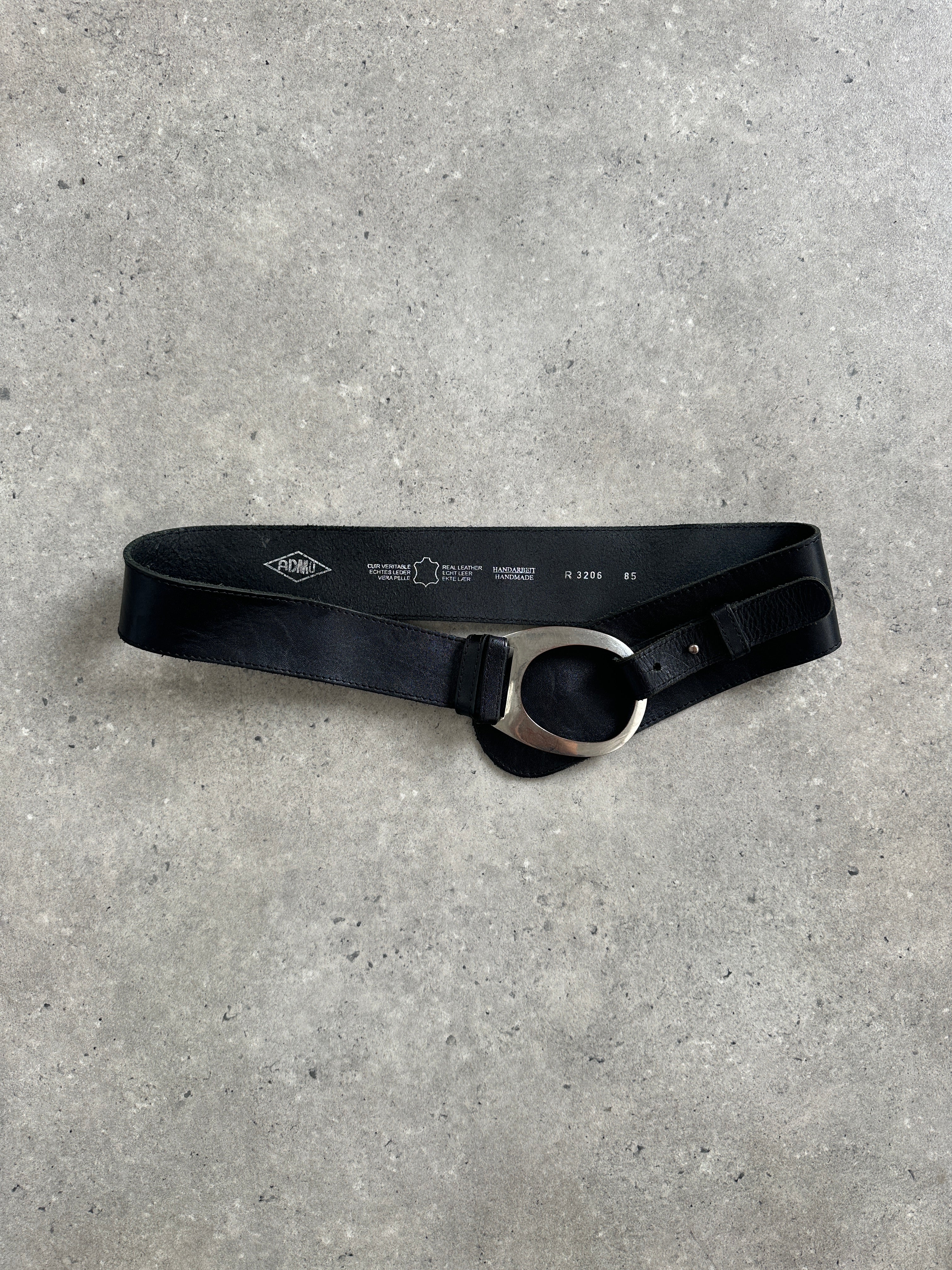 Vintage Italian 1990s handmade oval chunky leather belt with a W32 waist size, featuring aged brown leather and classic craftsmanship.