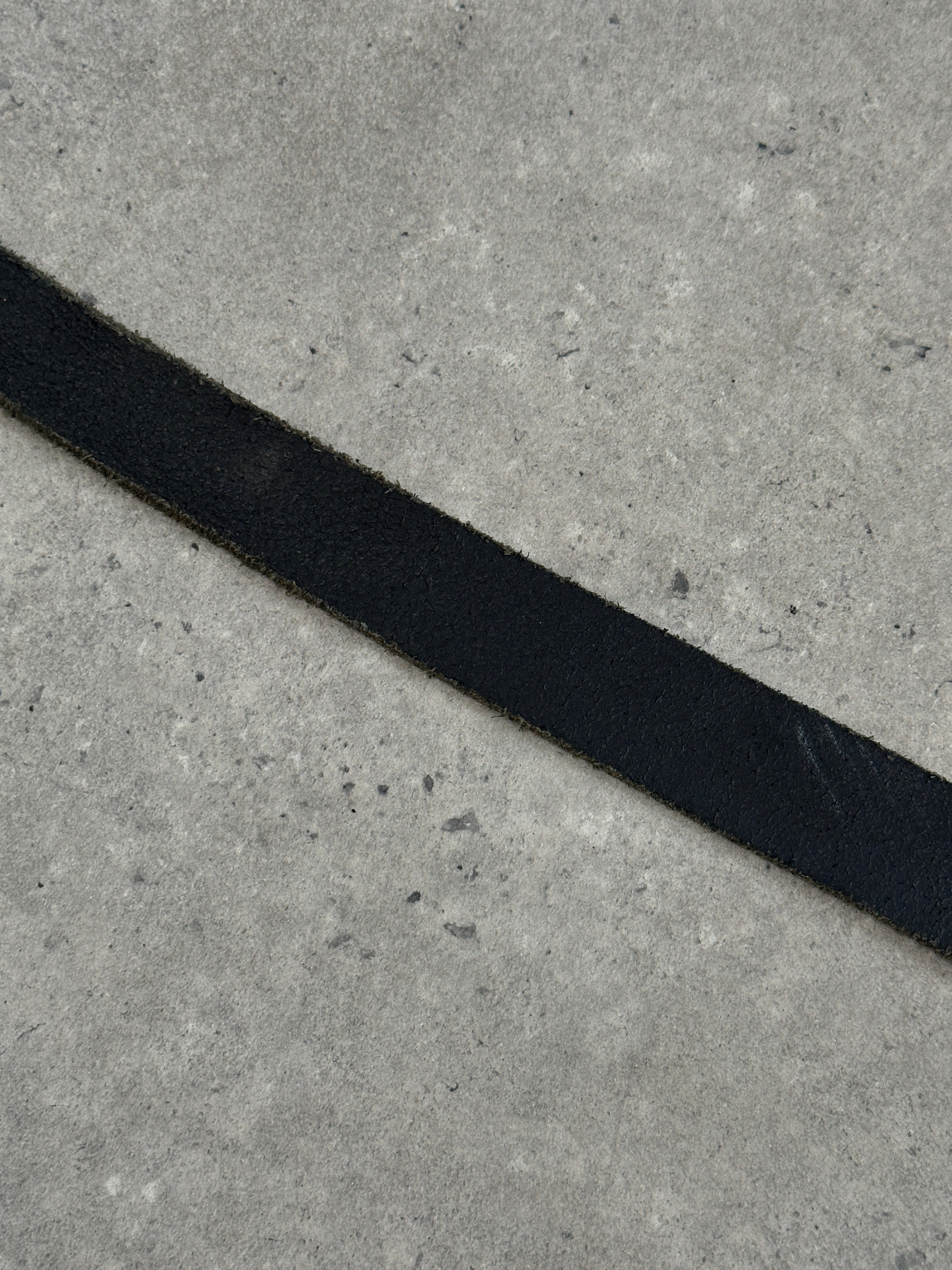 Vintage 1990s chrome distressed leather belt with metal buckle, adjustable W27-33, classic retro style.
