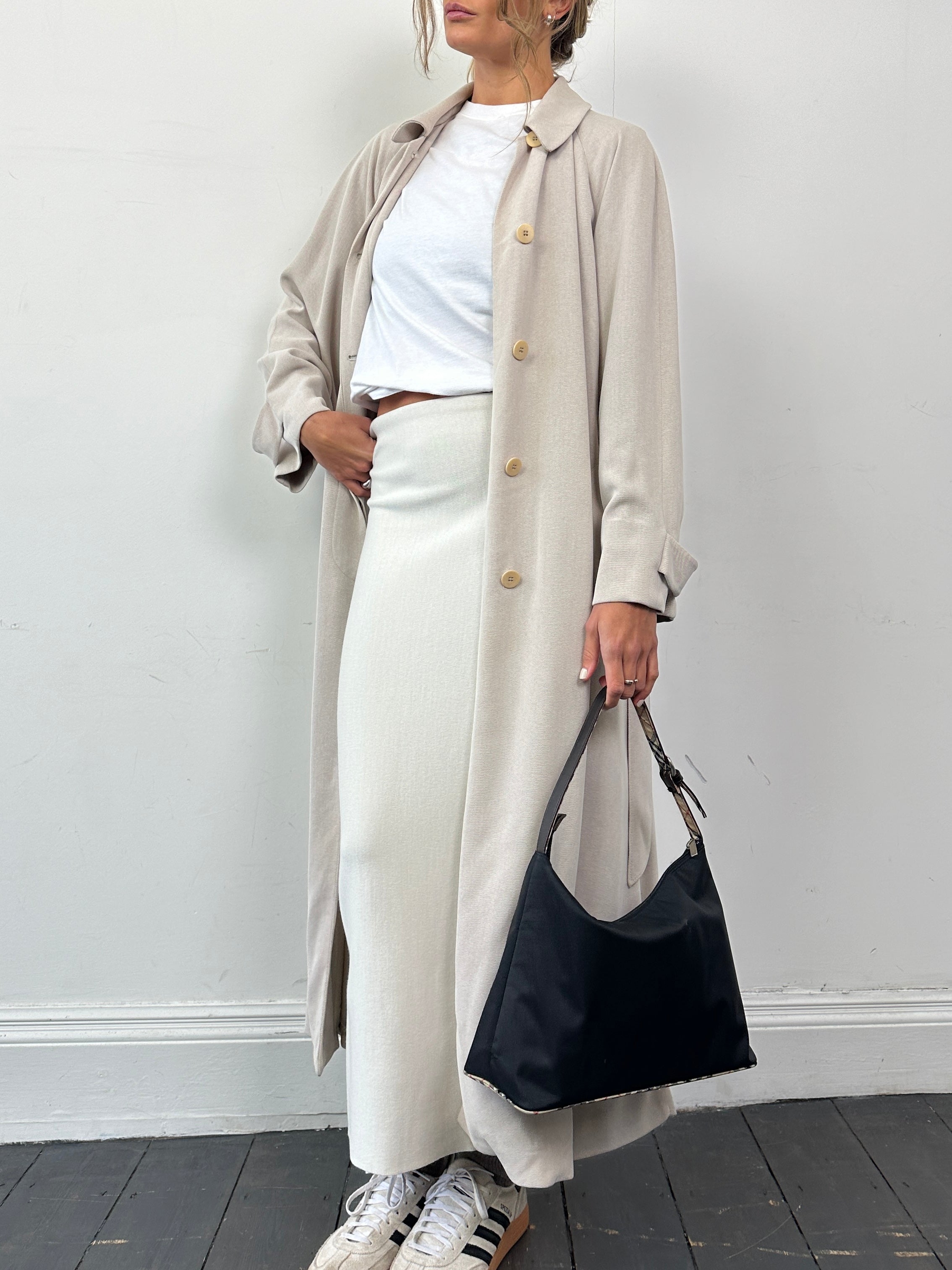 Giorgio Armani Le Collezioni wool floor-length belted coat in M/L, featuring a classic design and tailored fit.