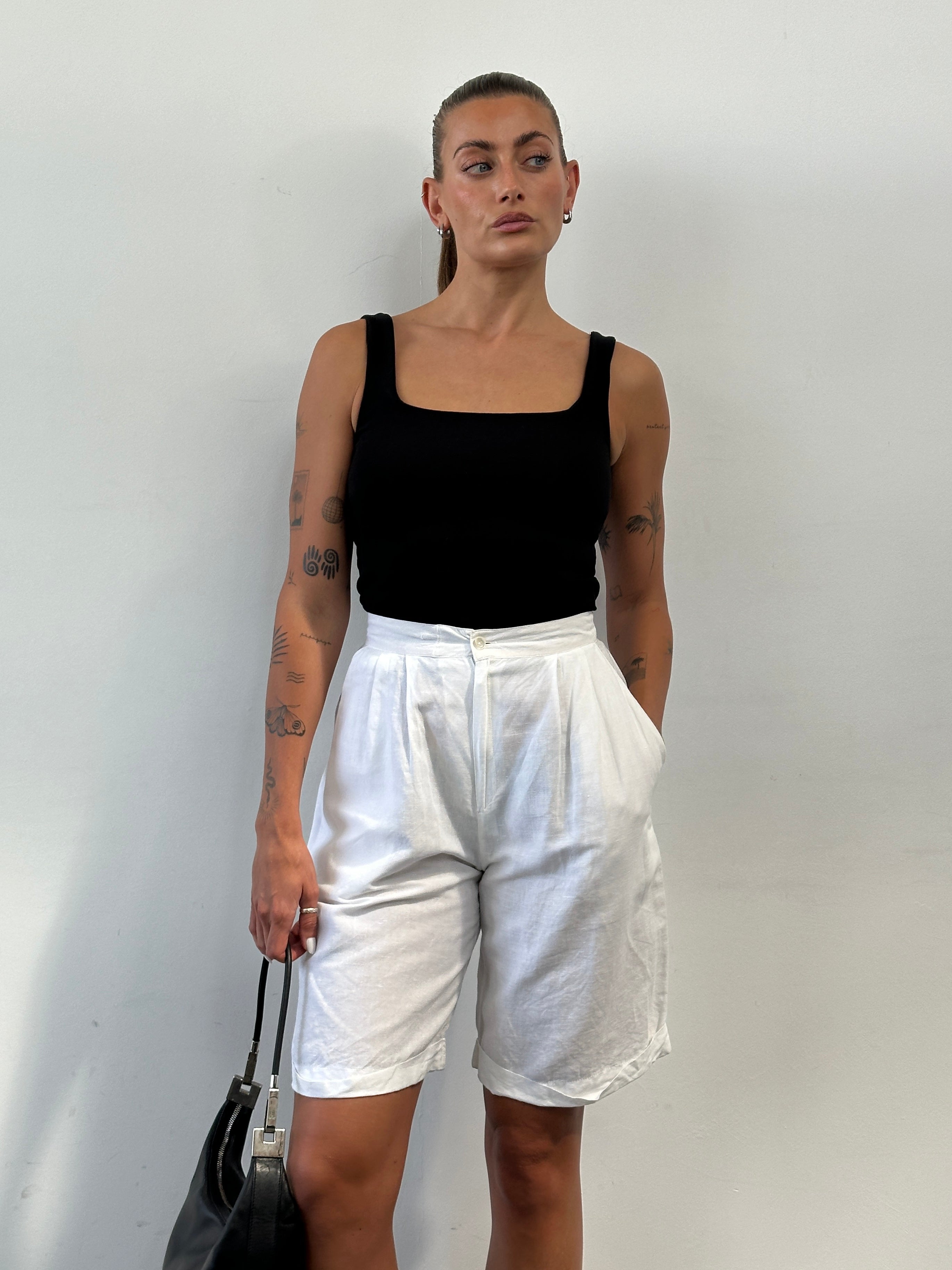 Vintage linen high-waisted pleated Bermuda shorts with wide leg fit, size W24, featuring vintage-inspired style and comfortable design.