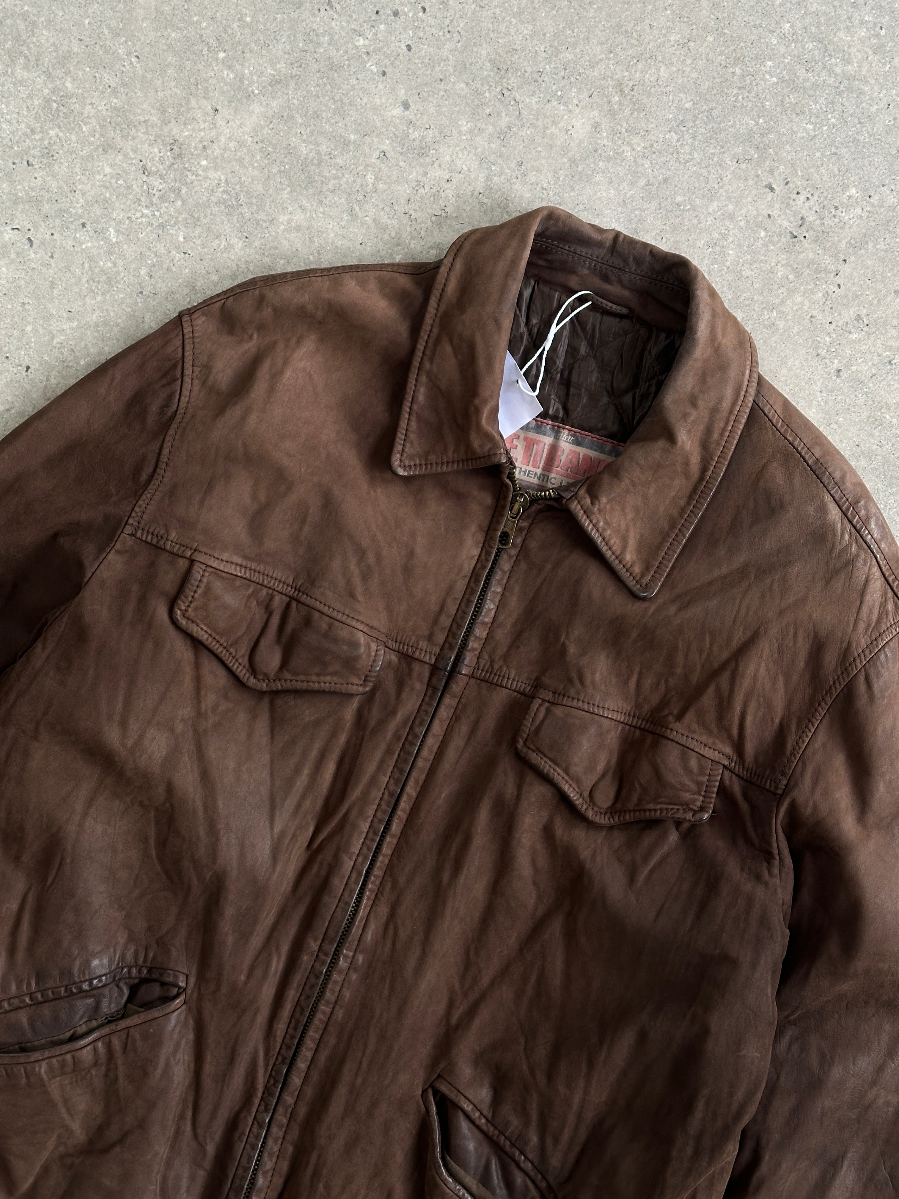 Italian Vintage leather jacket in nubuck with zip-up design, showcasing a stylish vintage leather jacket in size L.