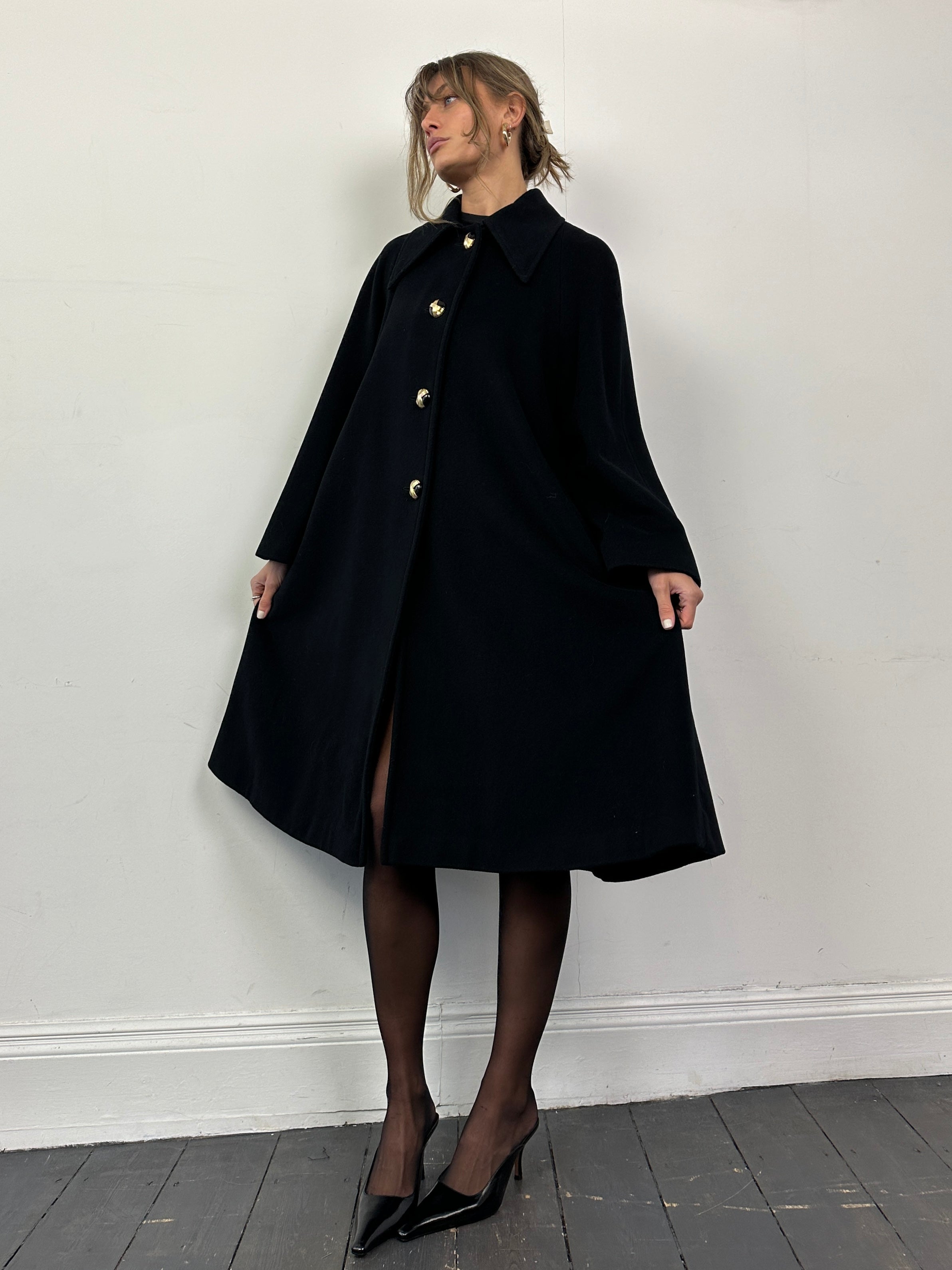 Vintage Italian wool A-line dagger collar coat in S/M, featuring classic design and warm wool fabric.