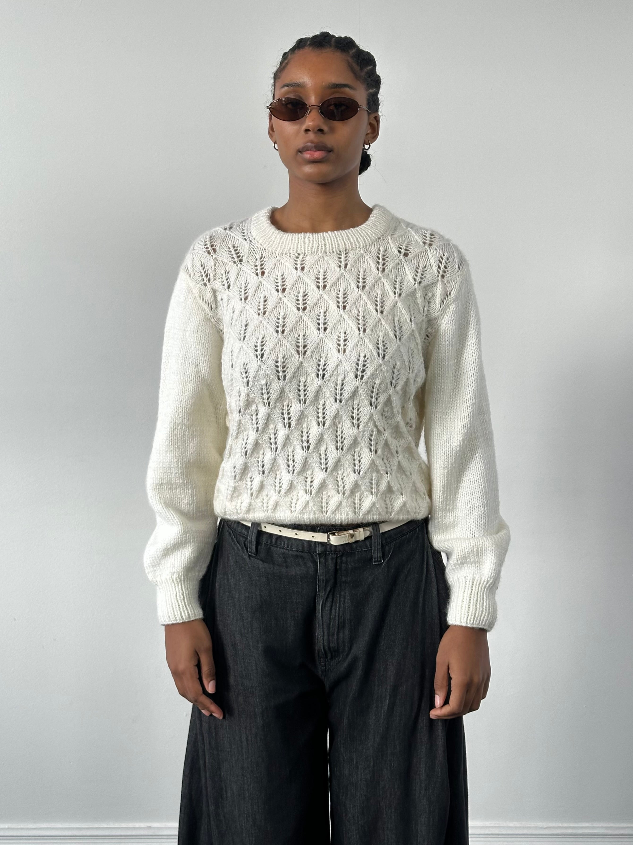 Vintage 1990s wool knit jumper in size S/M, cozy and stylish with classic 1990s design and textured wool fabric.