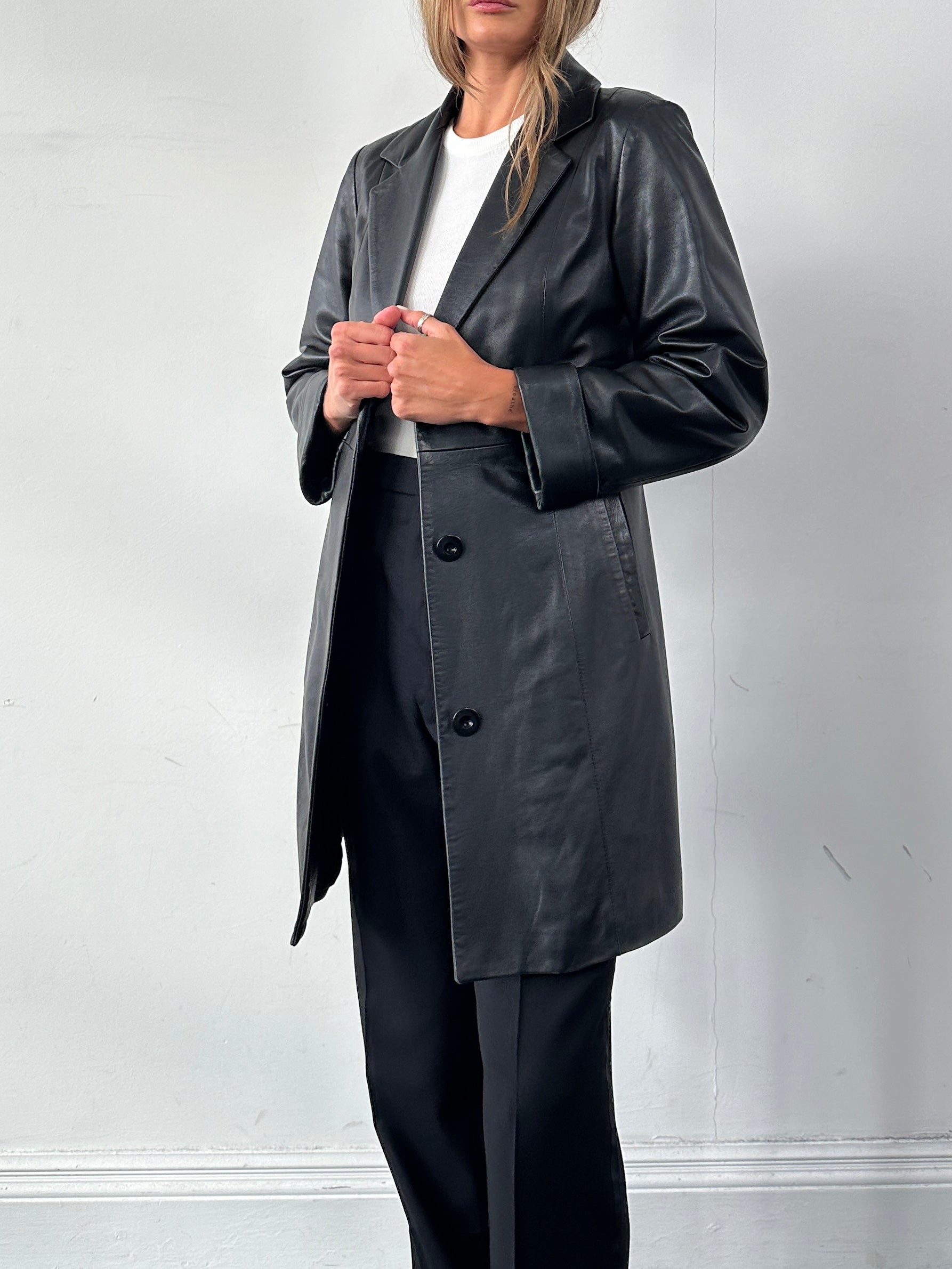Vintage Italian vintage mid-length leather jacket in size S, featuring classic design and authentic leather material.