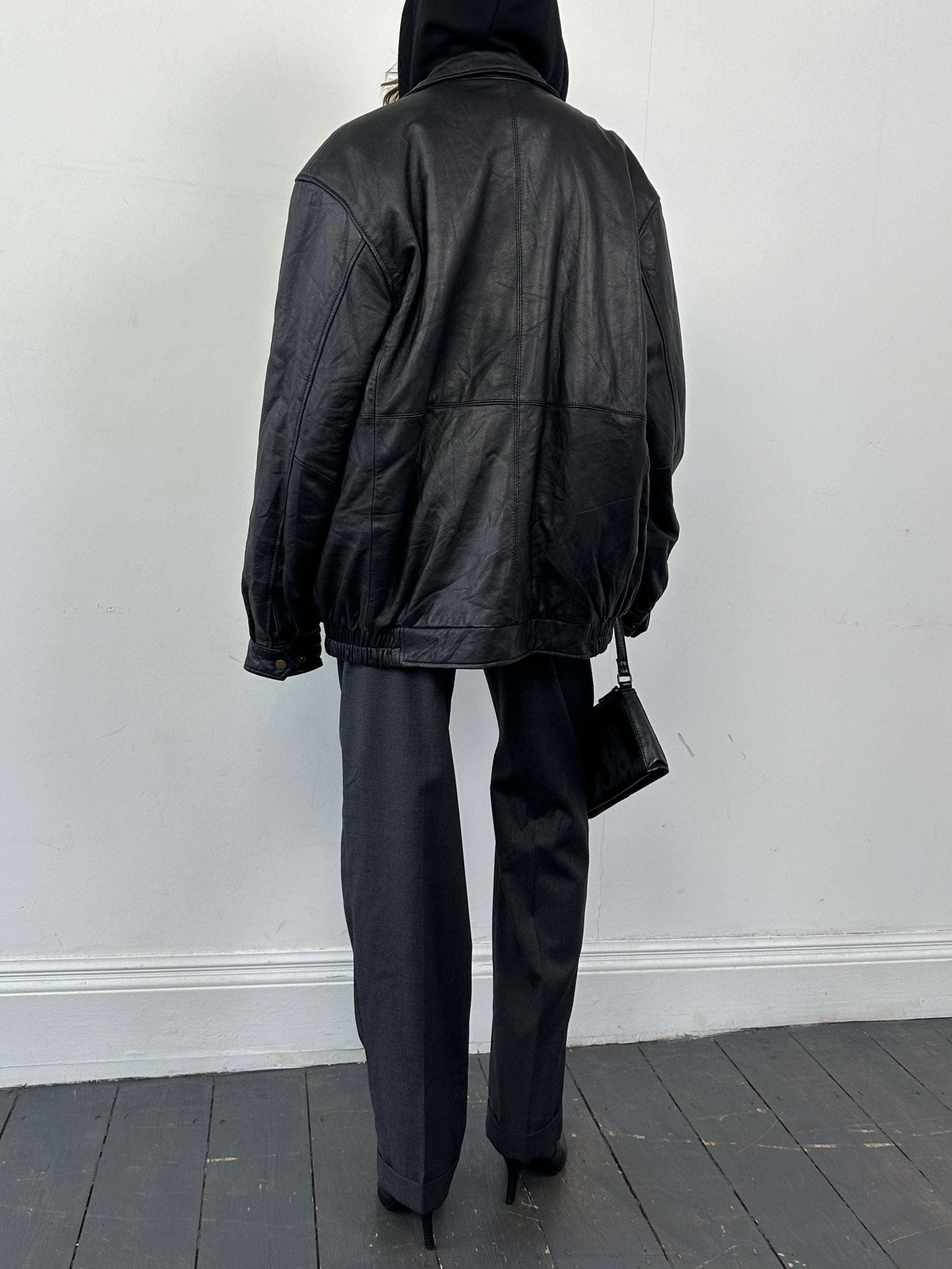 Vintage minimal leather bomber jacket in XL/XXL, featuring classic design and smooth leather texture.