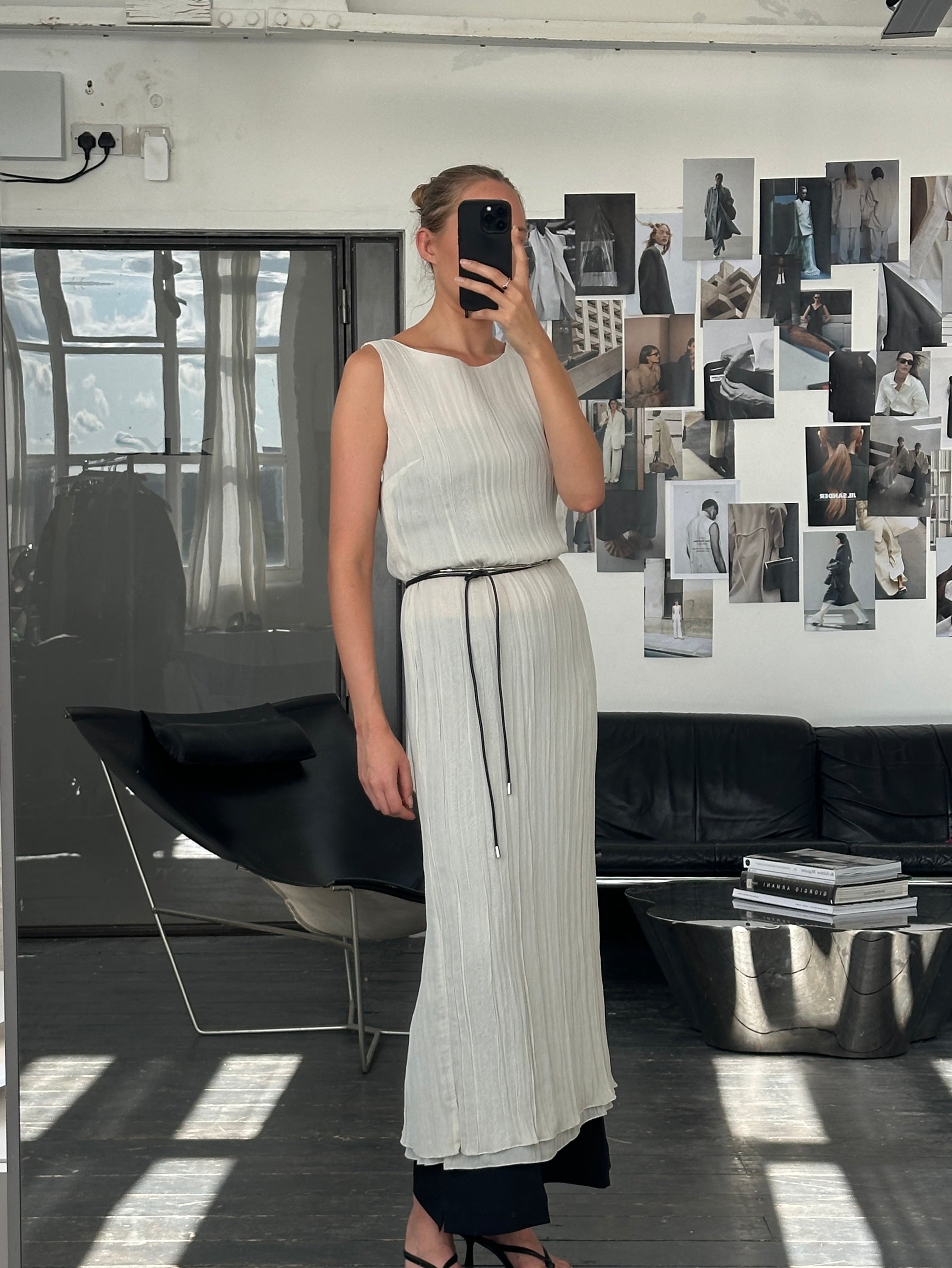 Vintage 00s pleated floor-length dress in size M, featuring a classic design with flowing fabric and elegant silhouette.