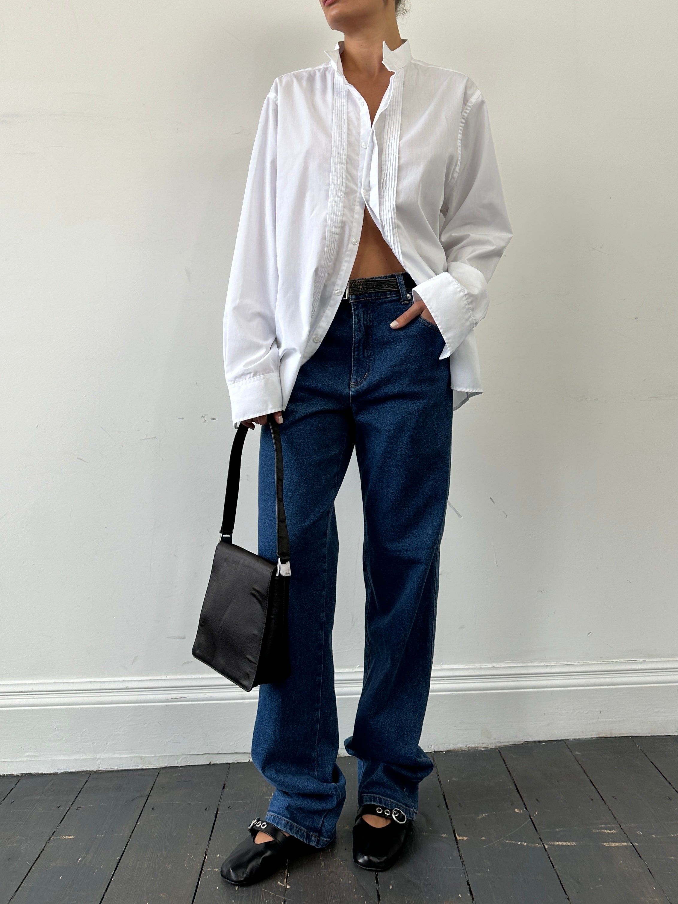 Vintage high-waisted straight-leg denim jeans in W32 with classic blue wash, showcasing details of the vintage brand style.