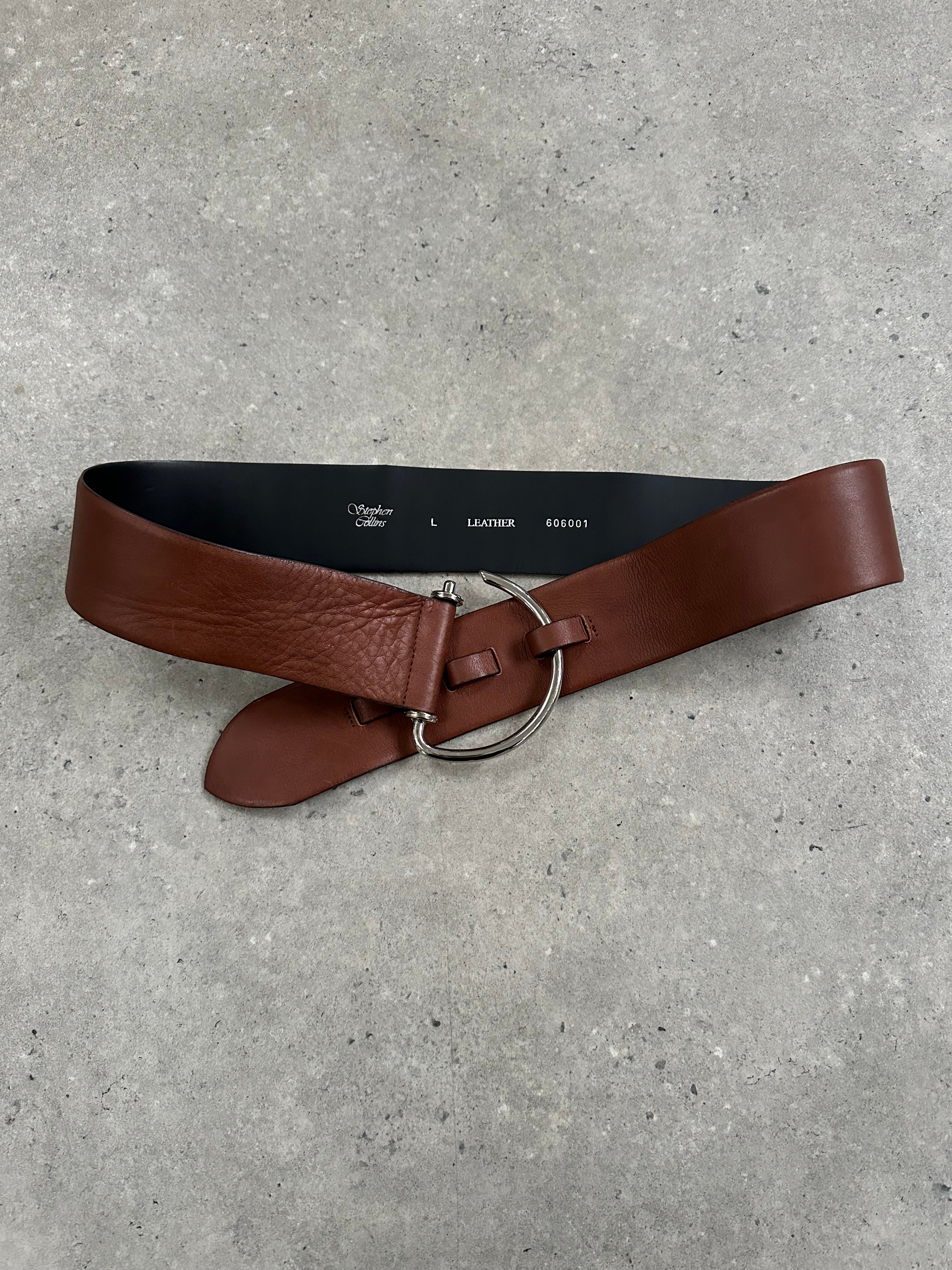 Vintage 1990s leather chunky D-ring belt with adjustable W36-40, featuring a classic design and sturdy buckle.