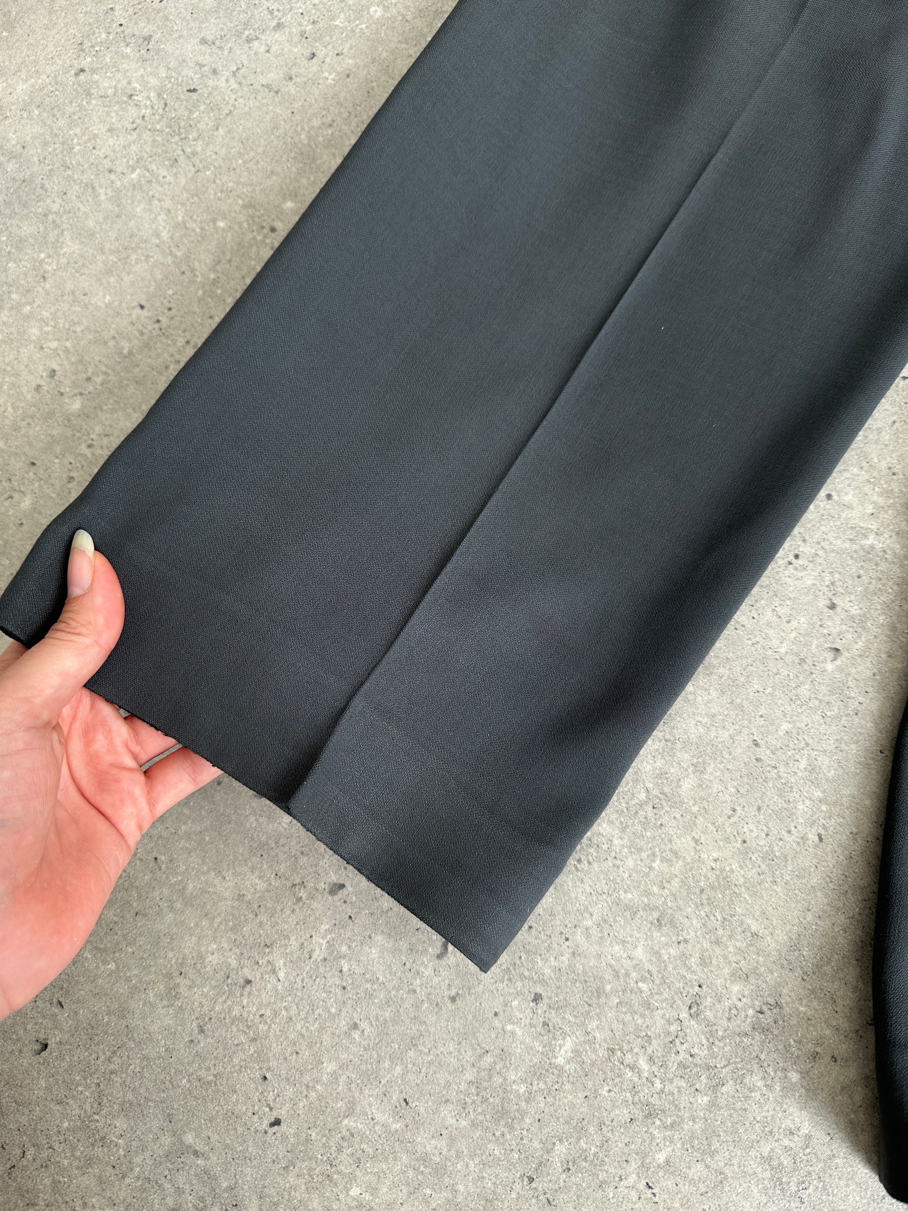 Giorgio Armani Le Collezioni wool relaxed single-breasted suit in size 42R/W34, shown as a stylish jumpsuit with a tailored fit.