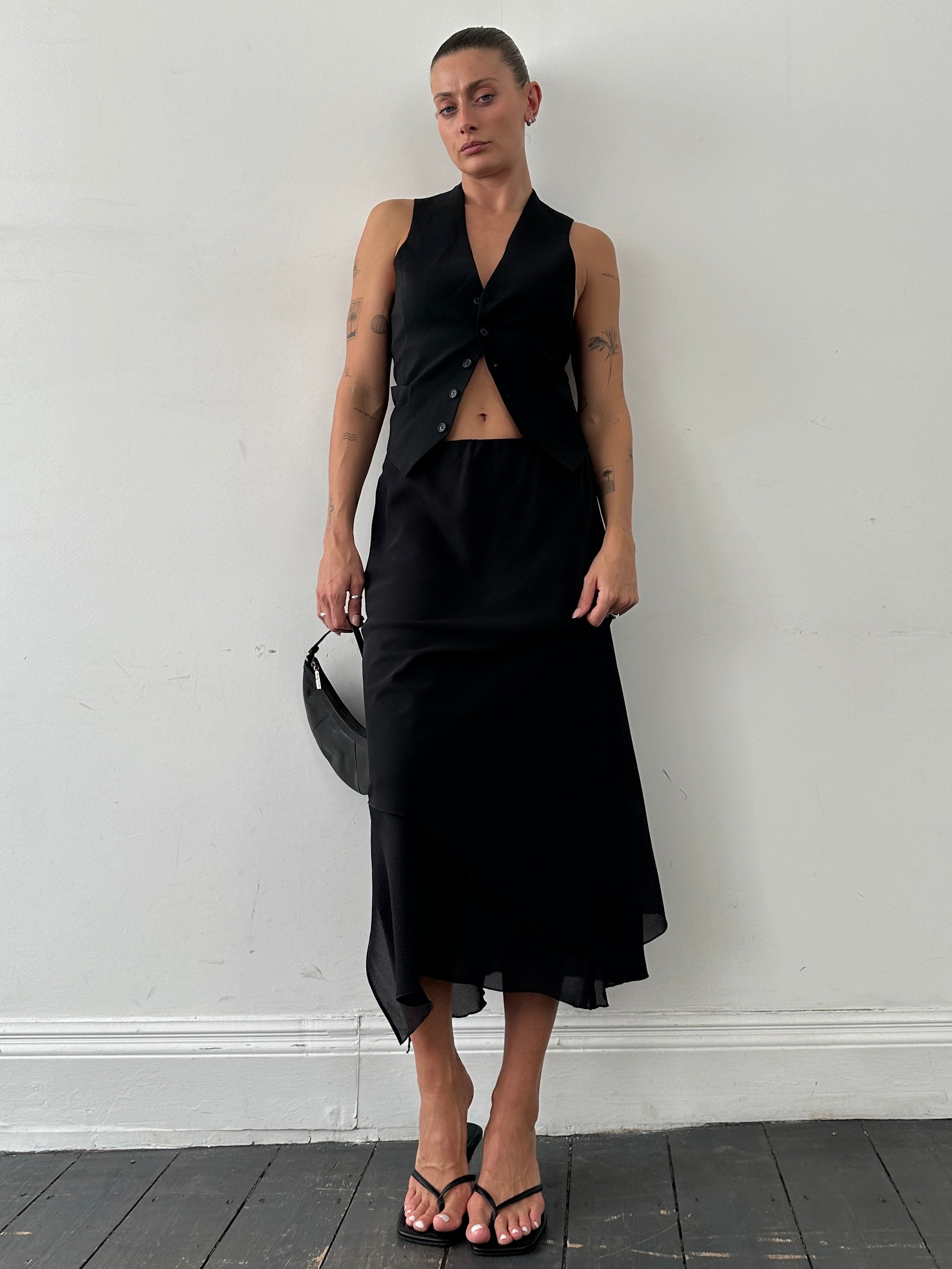 Vintage floaty double-layered midi skirt in soft fabric, featuring a flowing silhouette and layered design.