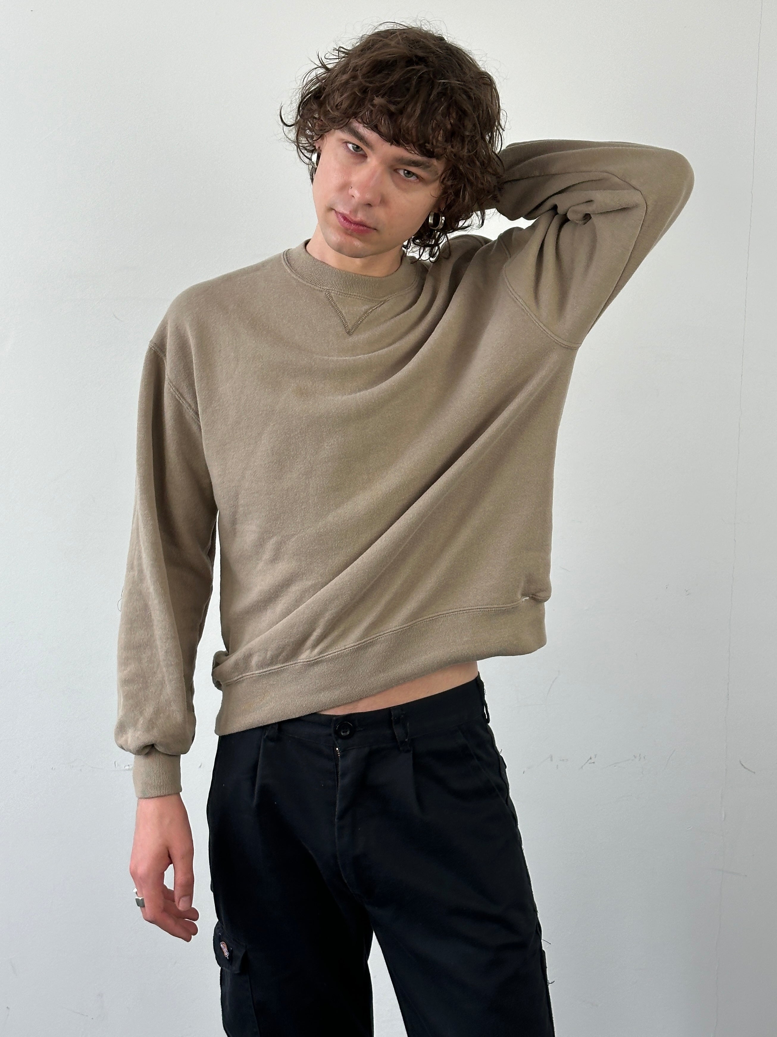 Vintage cotton sweatshirt shirt in size M/L featuring a classic design, soft fabric, and casual fit.