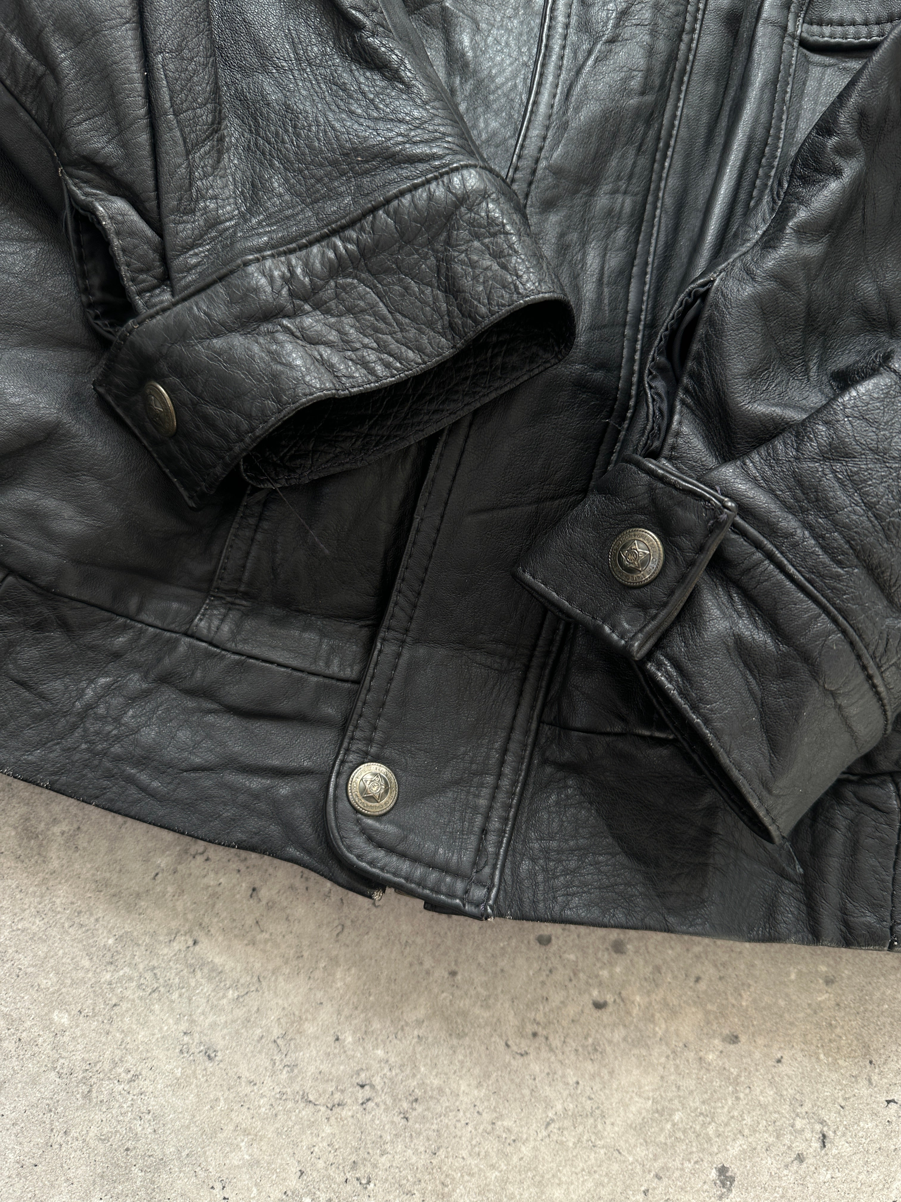 Vintage leather bomber jacket in size M/L, featuring classic design and textured brown leather with ribbed cuffs and collar.