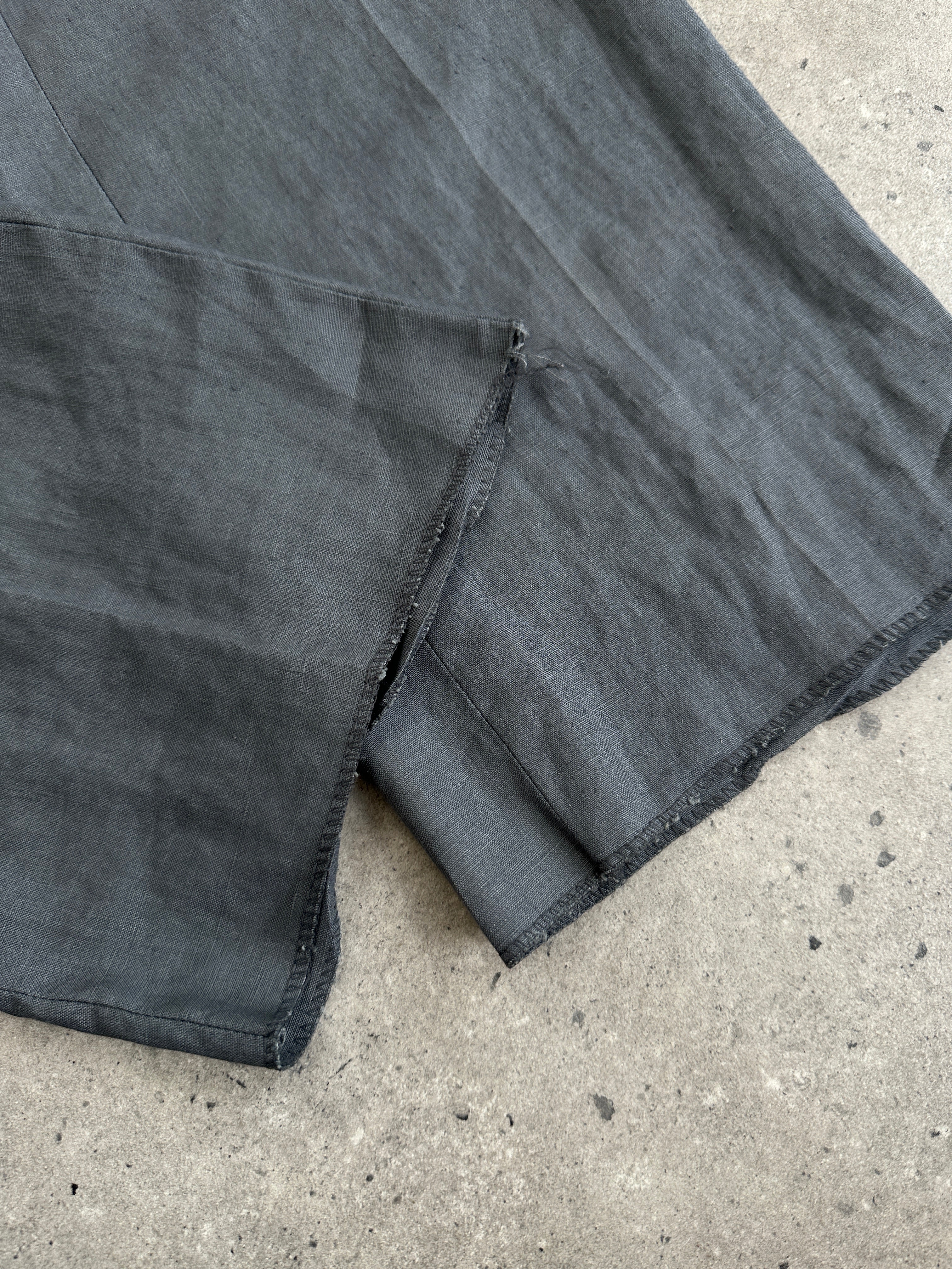 Vintage Italian vintage linen trousers with straight leg, mid waist, and pleats in size W30, featuring a classic retro style.
