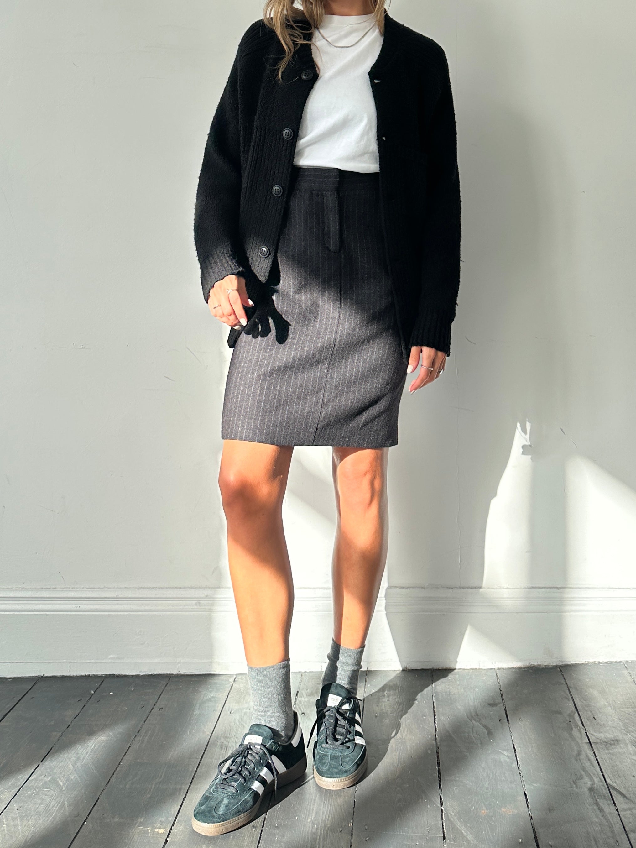 Burberry London wool pinstripe skirt in size W28, featuring classic tailored design and navy blue with white pinstripes.