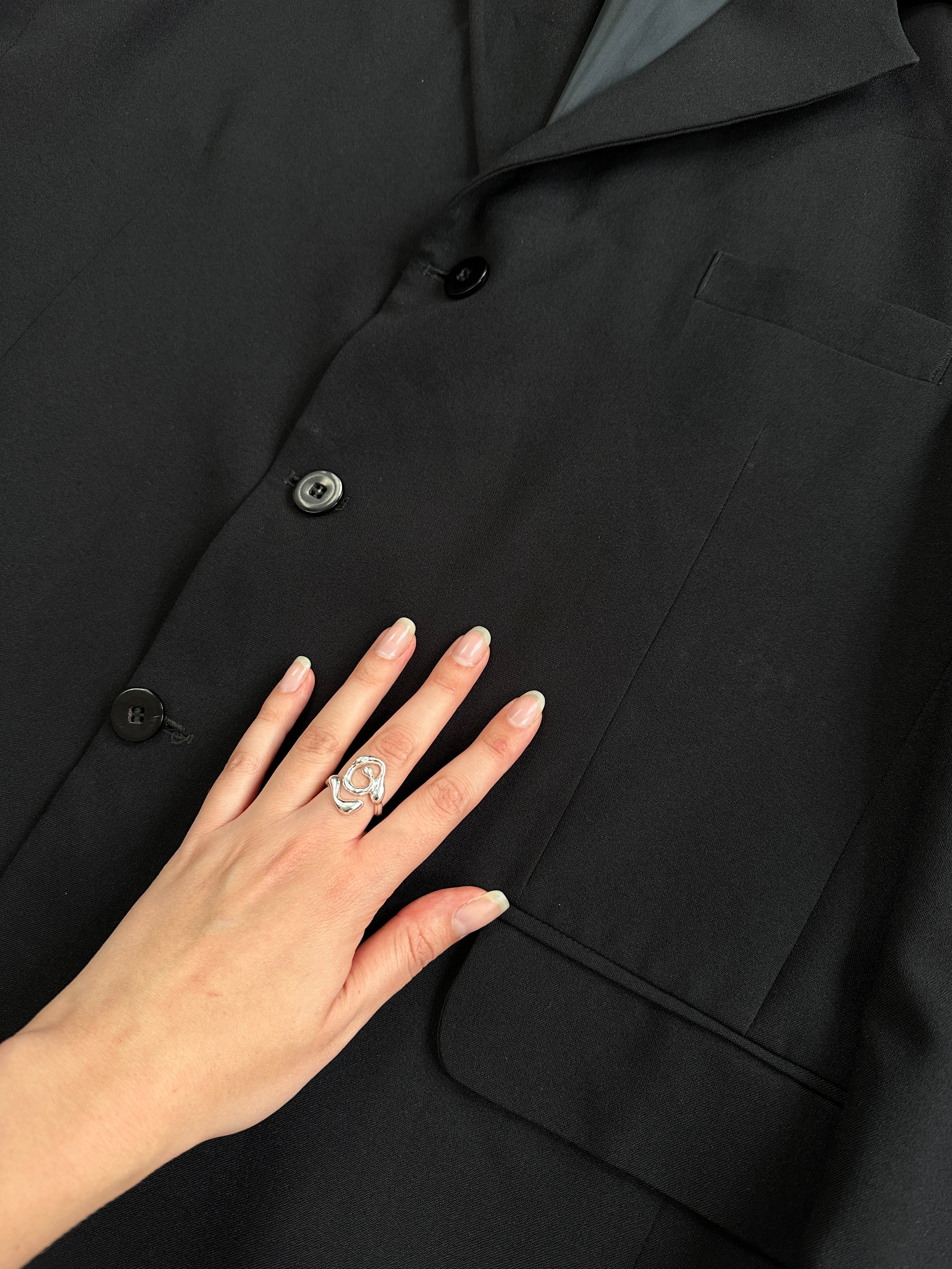 Vintage oversized single-breasted blazer in XL, featuring classic tailoring and a timeless design, shown on a hanger.
