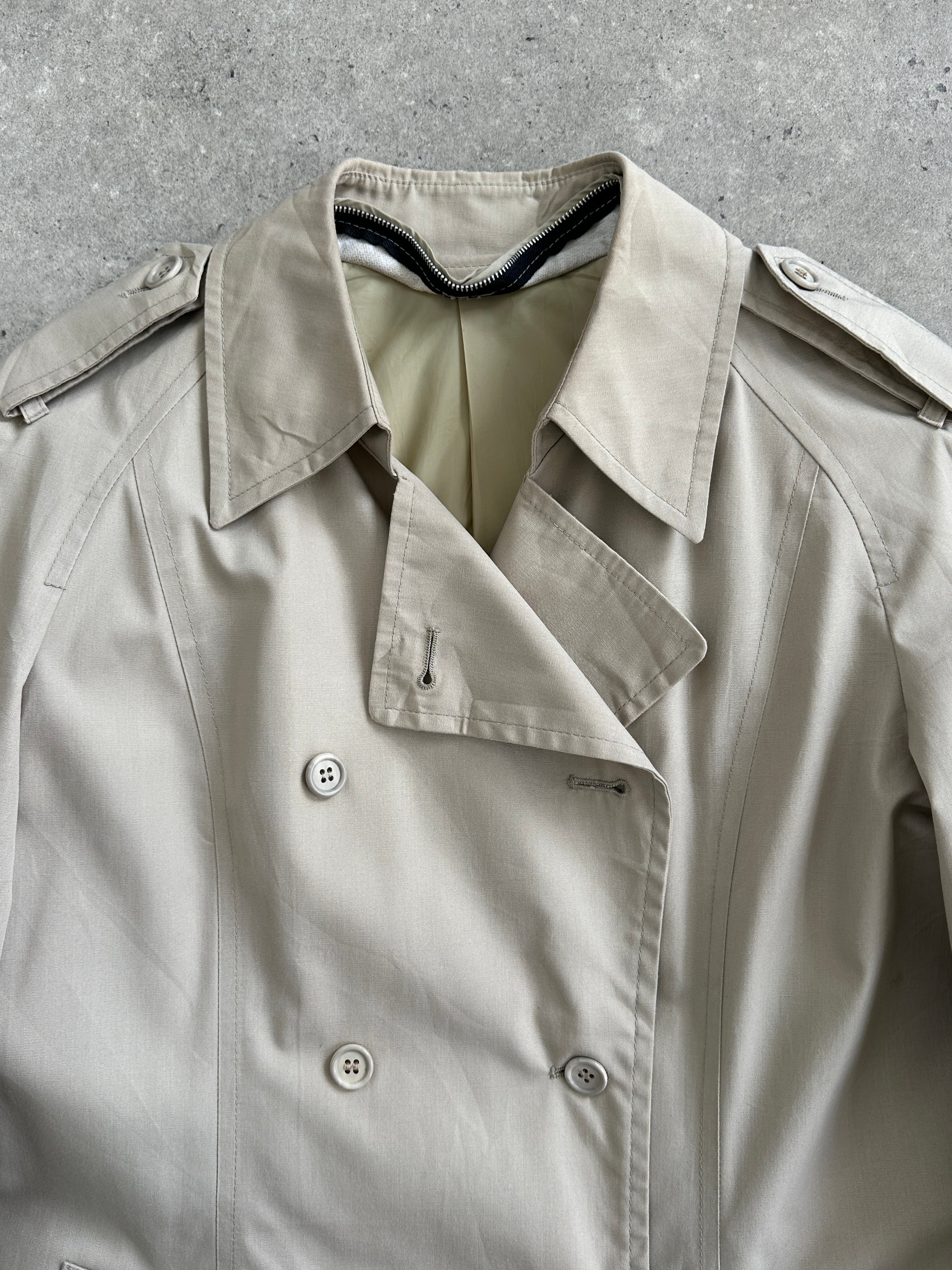London Fog 1990s double-breasted cotton trench coat in size M, shown with classic collar and belted waist.