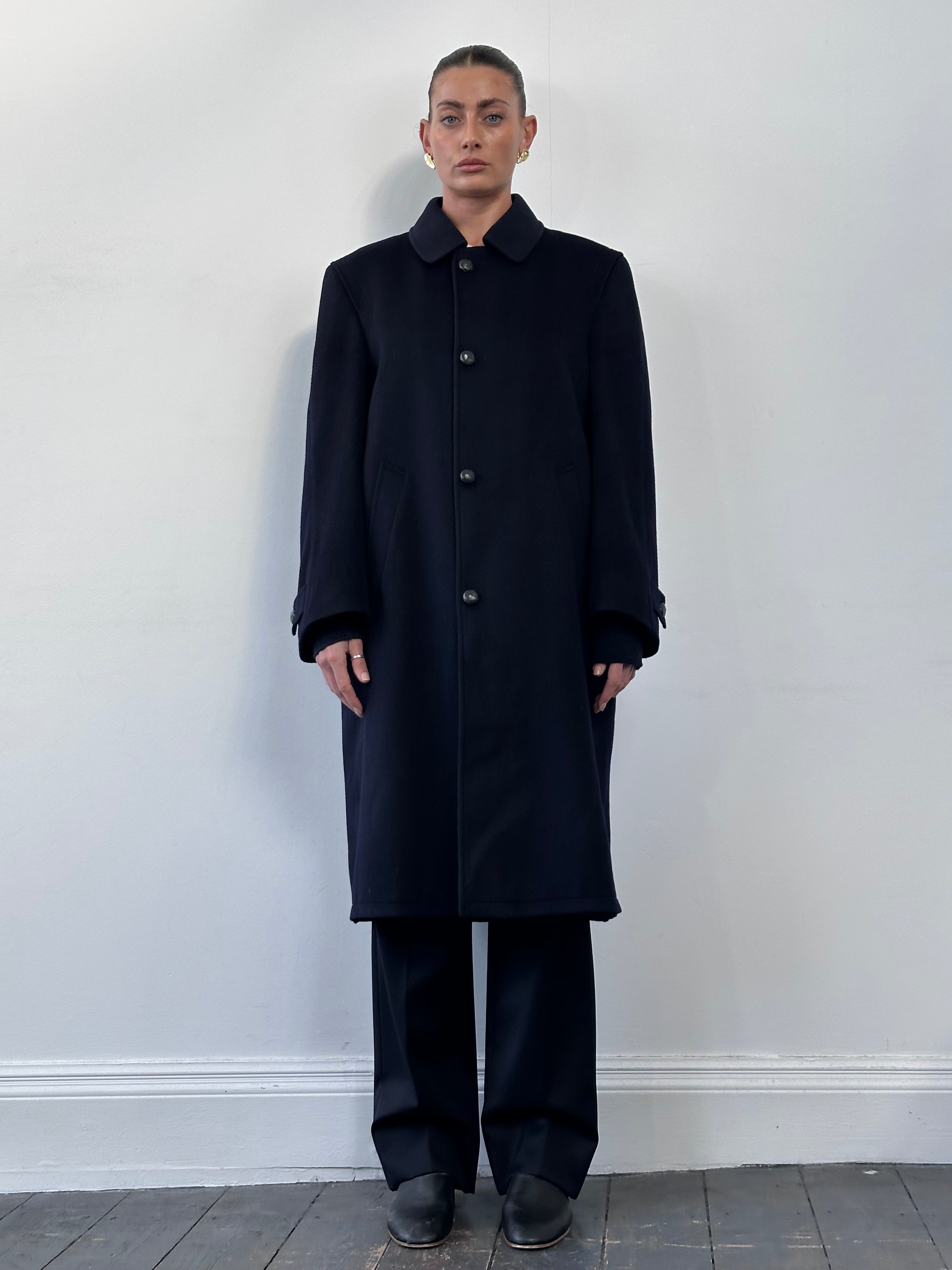 Vintage wool alpaca single-breasted coat in size L, featuring classic design and warm fabric, suitable for cold weather wear.