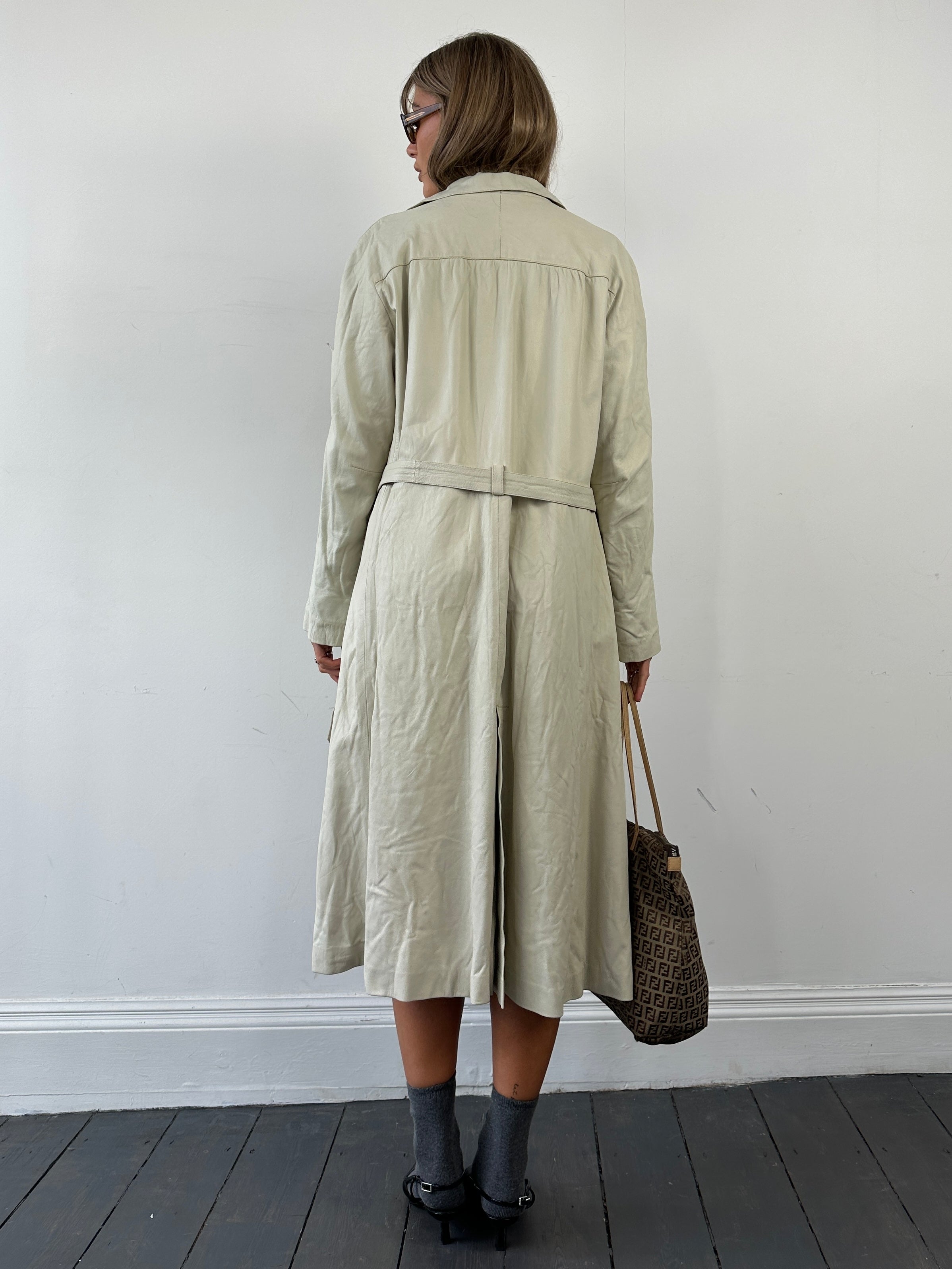 Vintage leather trench coat with belt, long jacket, classic style, in size M, featuring a structured design and antique finish.