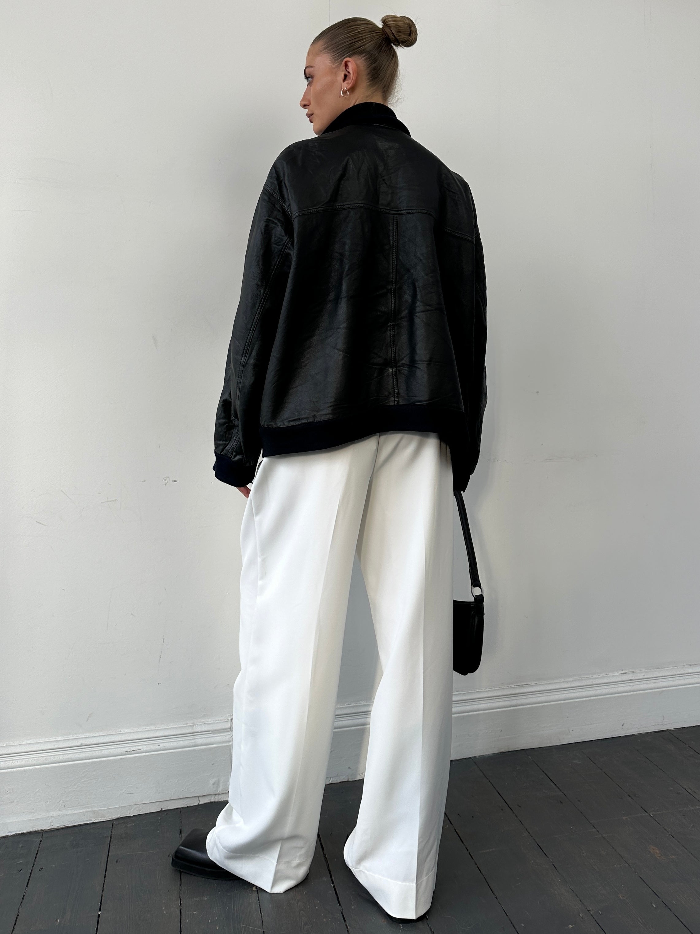 Vintage Leather Bomber Jacket in size L/XL, featuring classic design and durable leather construction from the Vintage brand.