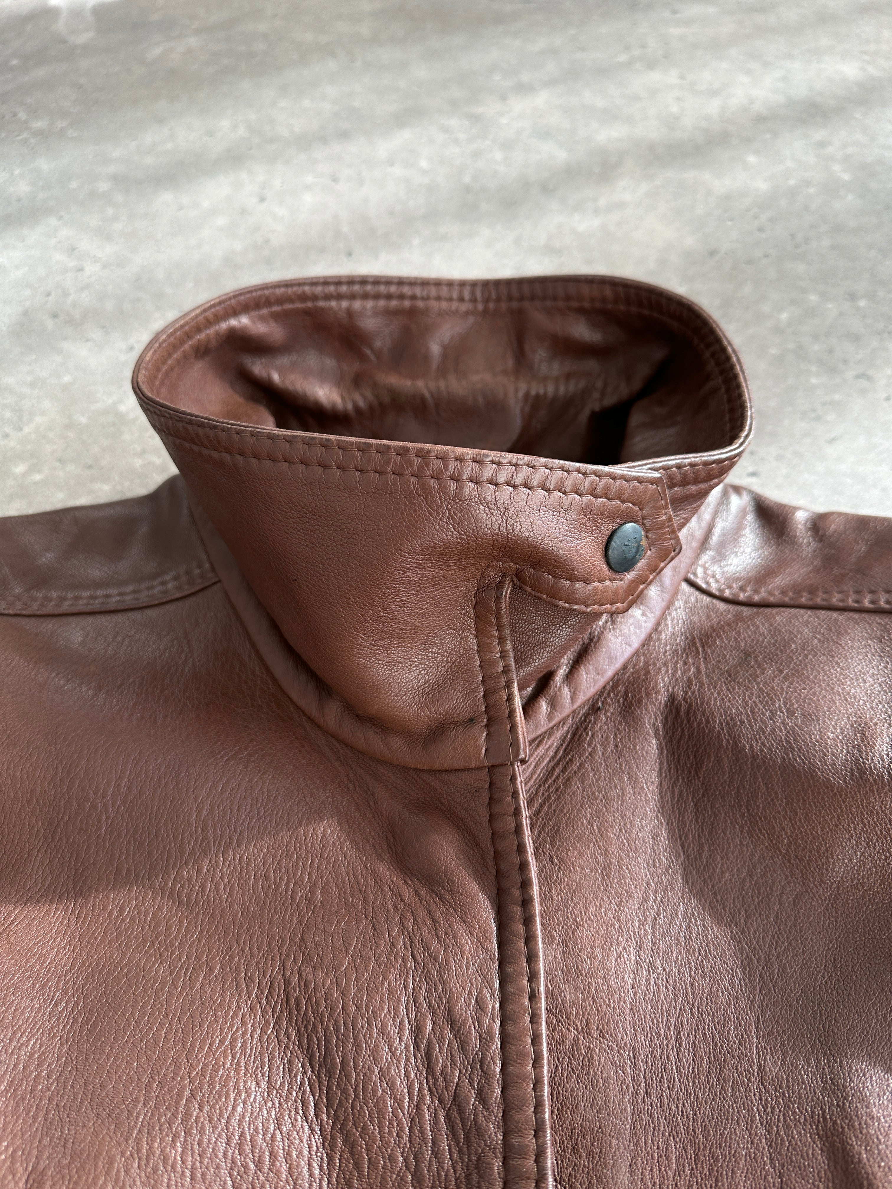 Vintage cropped leather jacket in black, stylishly designed with a fitted silhouette and classic collar detail.