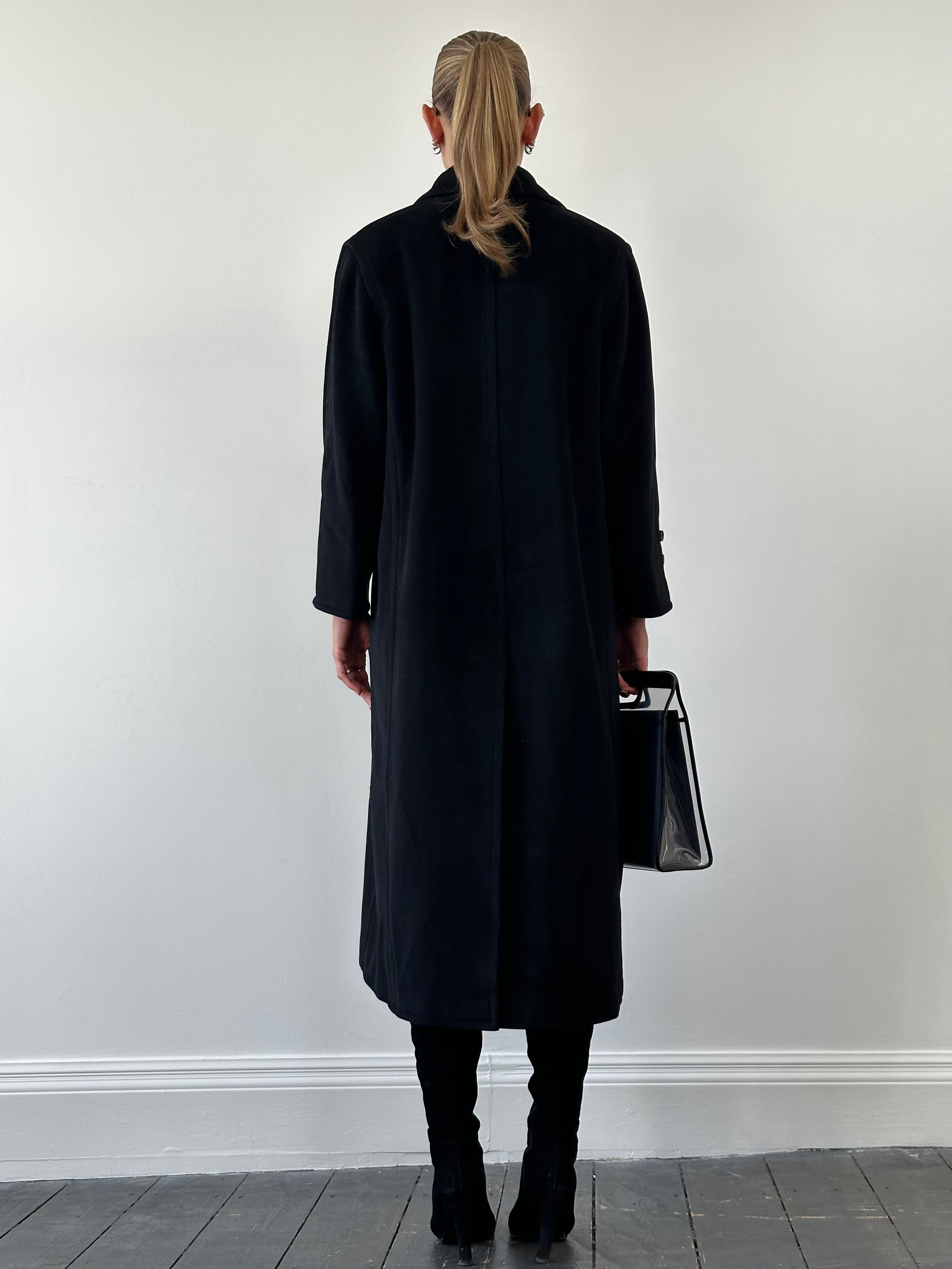 Vintage wool and cashmere double-breasted coat in size M/L, featuring classic design and tailored fit.