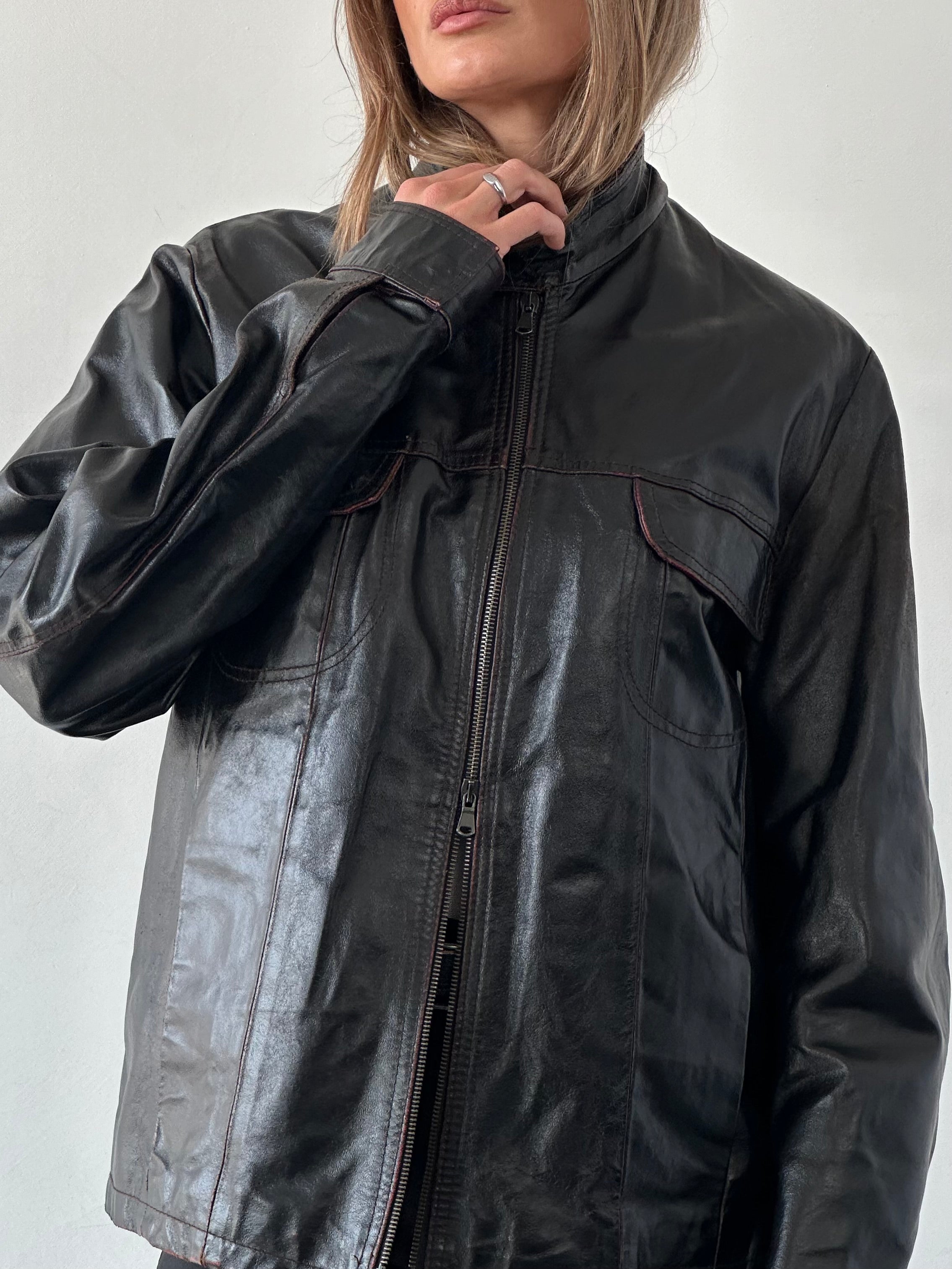 Distressed Italian vintage leather double zip jacket in size L/XL, featuring a rugged, stylish design and classic leather details.