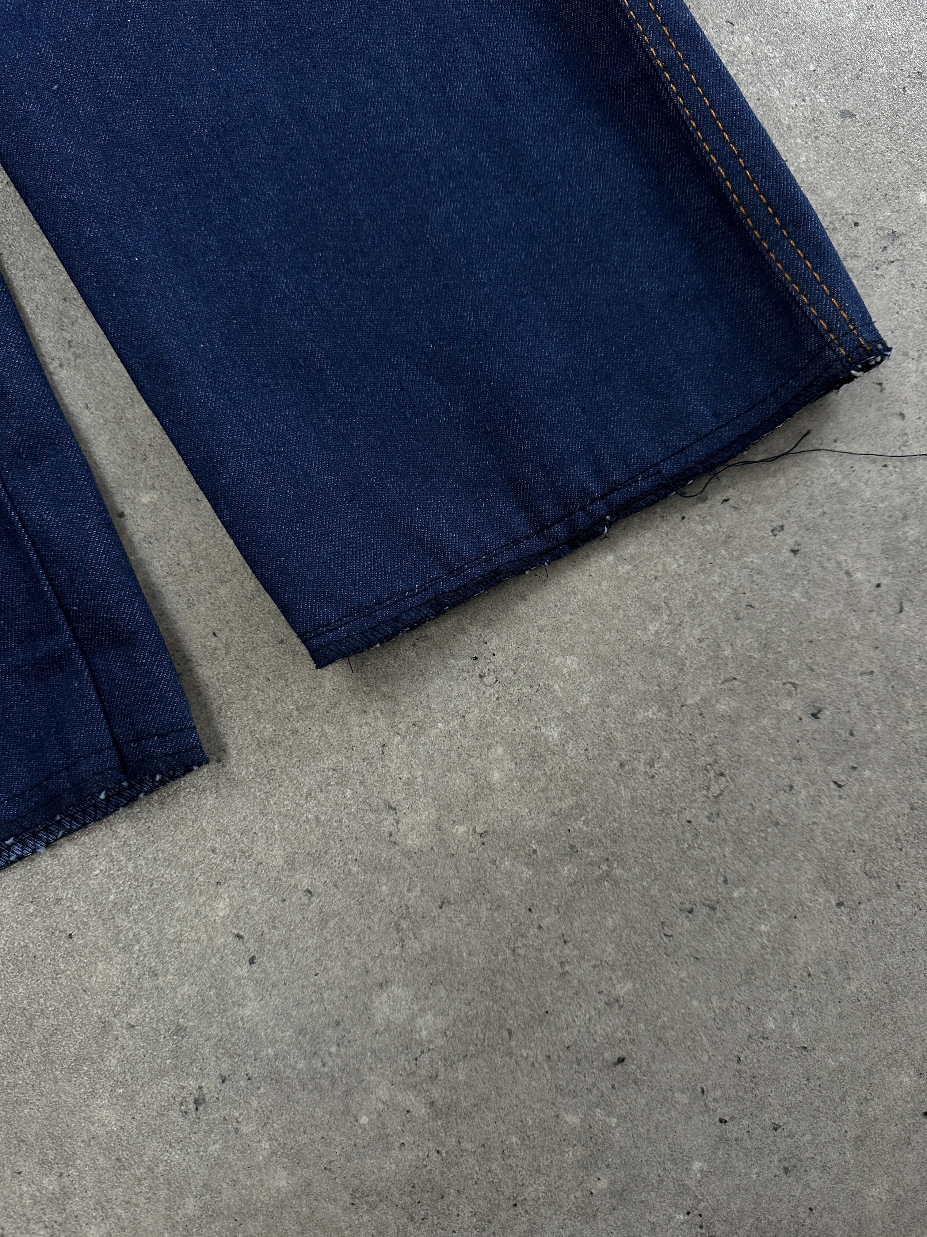 Vintage Italian 1990s high-waisted straight-leg denim jeans in W28, featuring classic blue wash and vintage style.