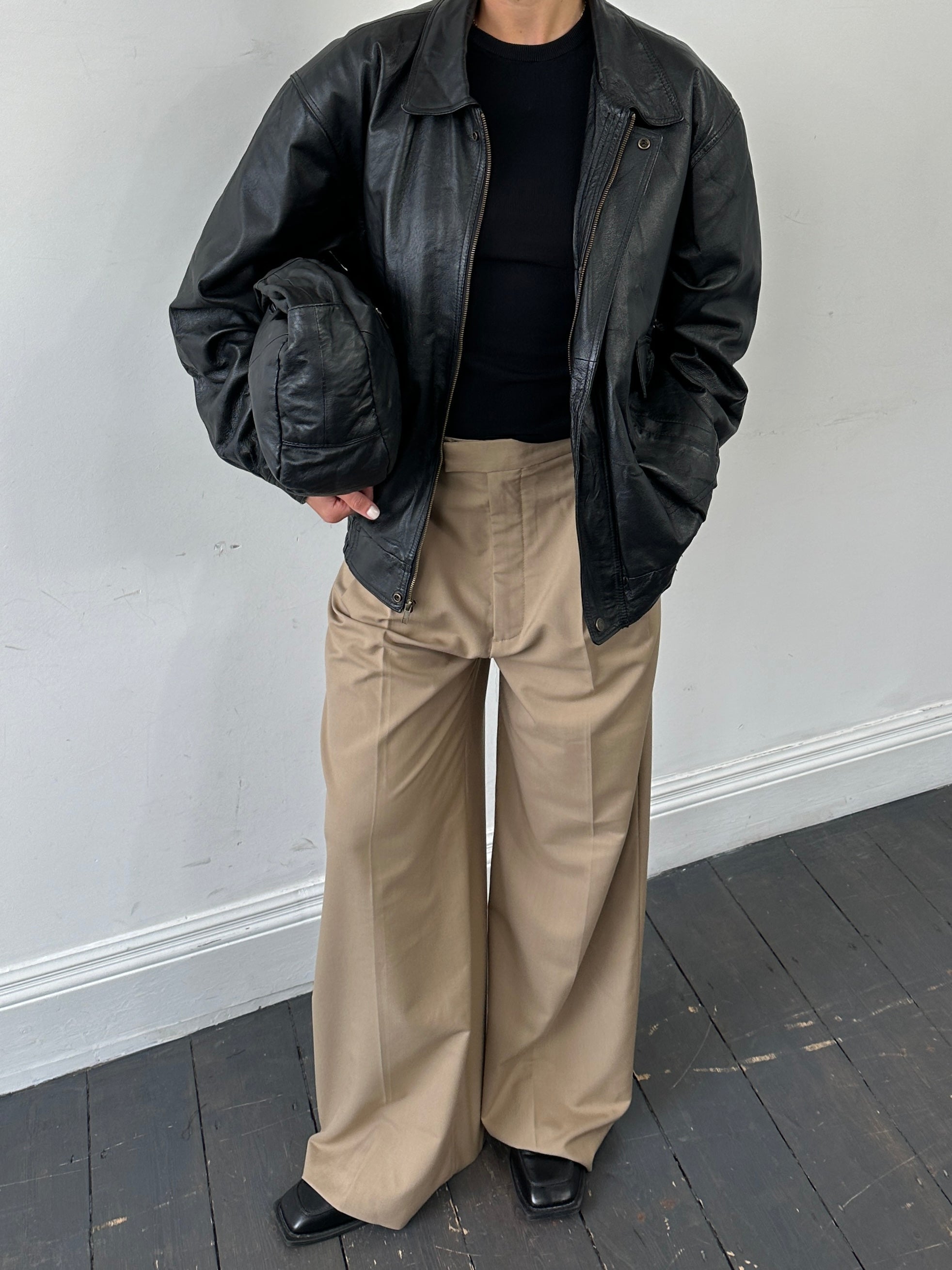 Vintage leather bomber jacket in XL style, featuring classic design, durable leather material, and a timeless vintage look.
