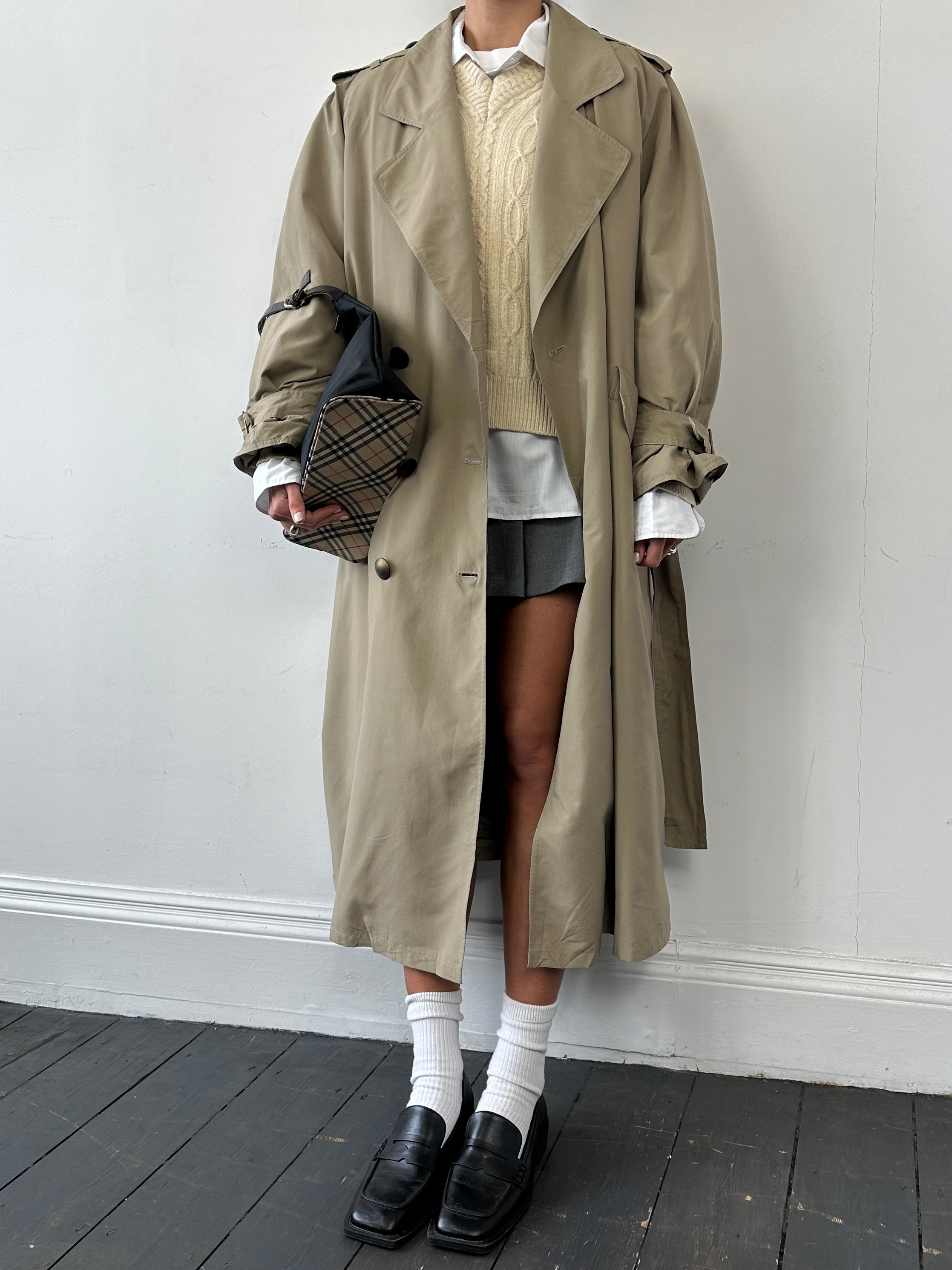Vintage fur-lined double-breasted trench coat with belt in XL size, featuring a classic style and textured fabric.