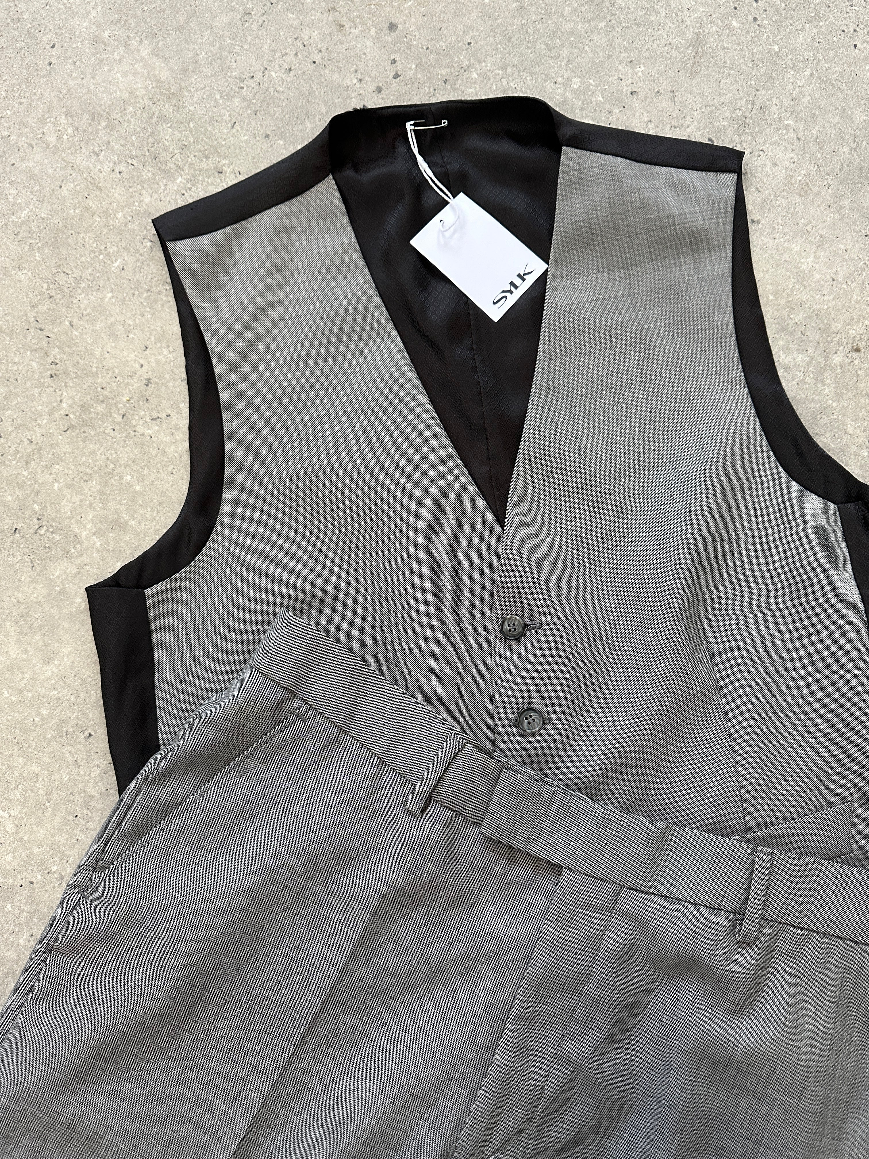 Pierre Cardin wool two-piece blazer and waistcoat suit set, size 40R/W32, featuring a tailored coat and matching vest.