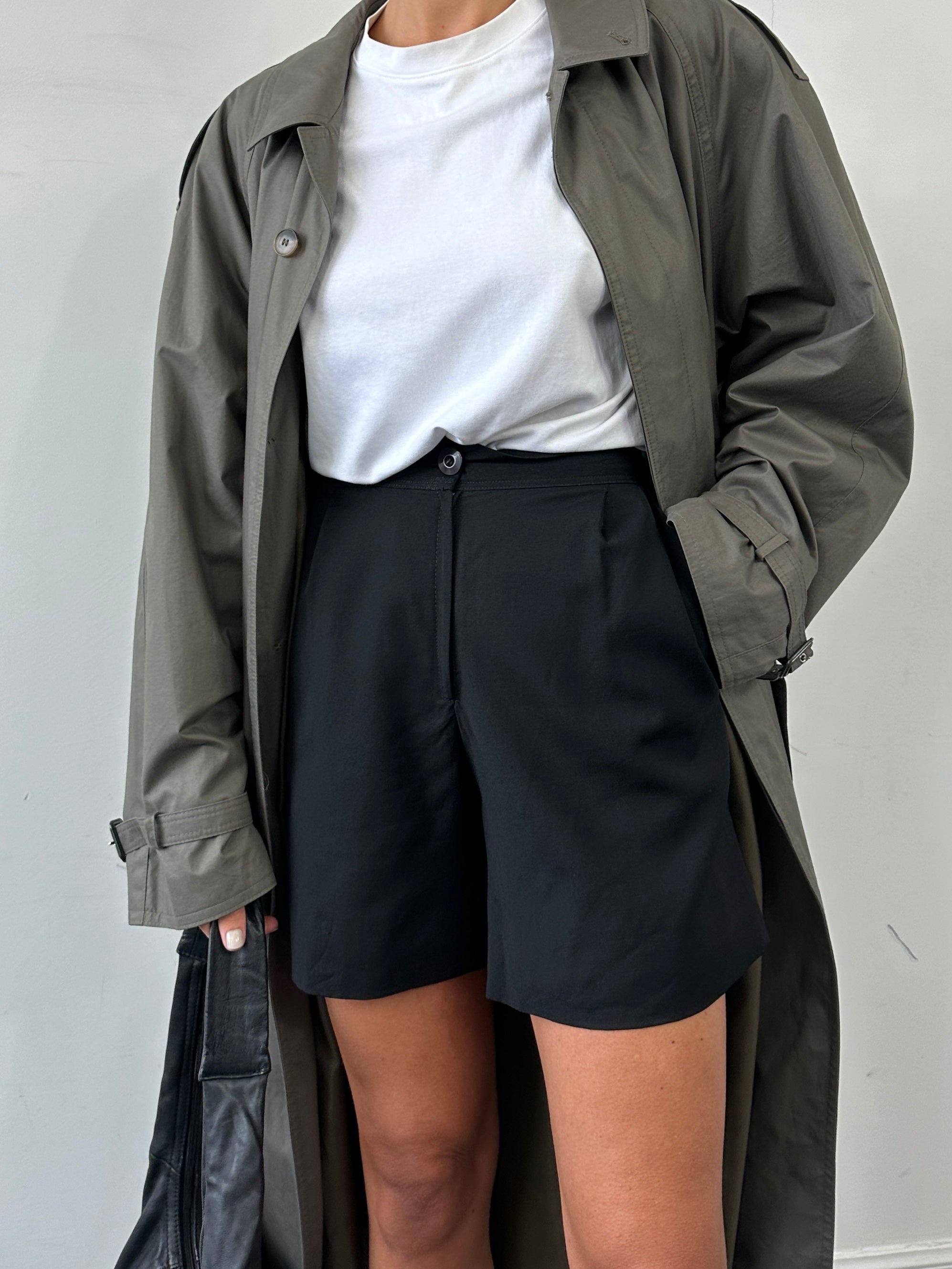 Vintage cotton high-waisted pleated shorts in W24, featuring a classic vintage style with a relaxed fit and front pleats.