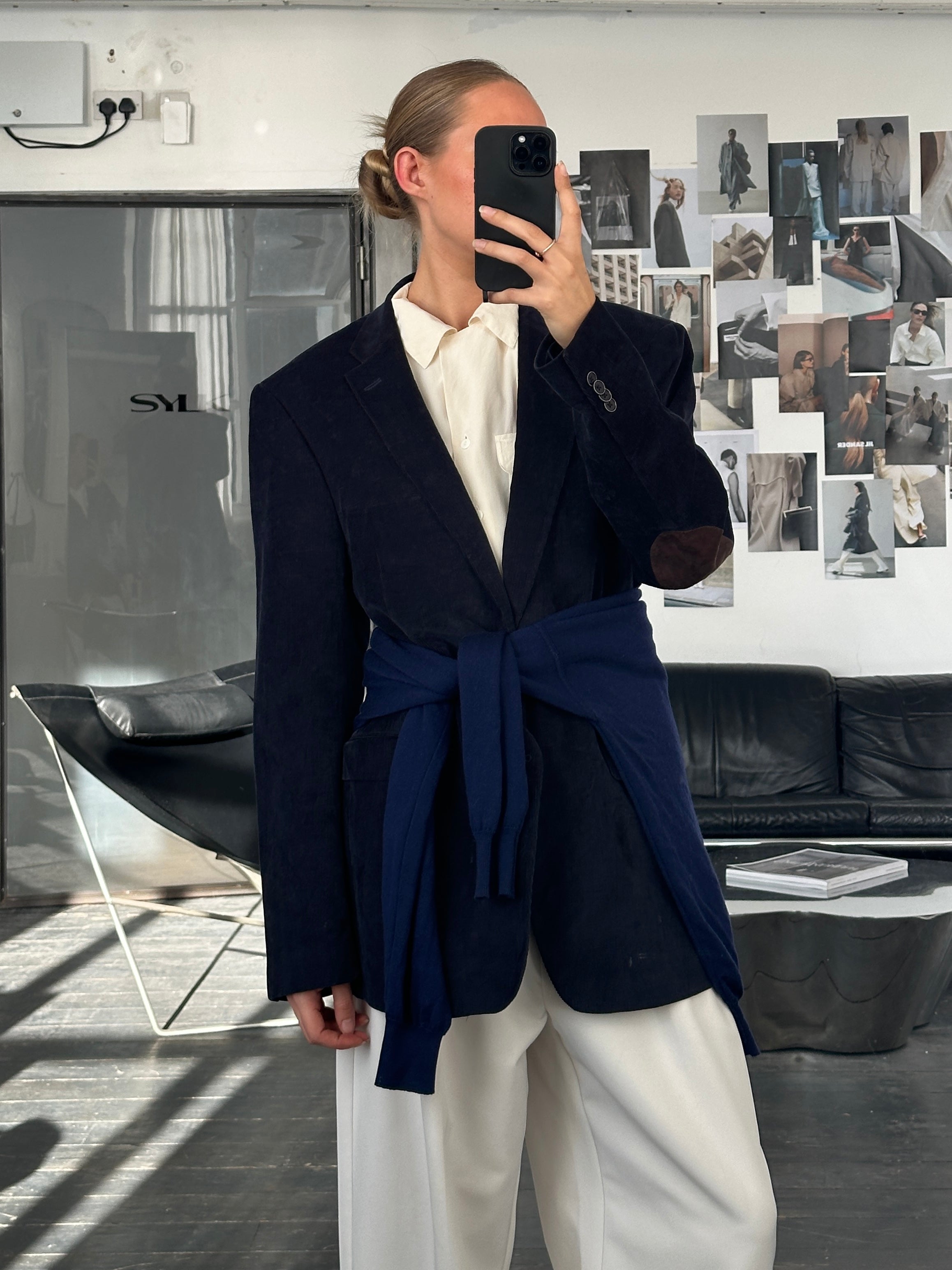 Tommy Hilfiger 2000s corduroy single-breasted blazer in size 42L/XL, classic navy blue with notch lapel and front buttons.