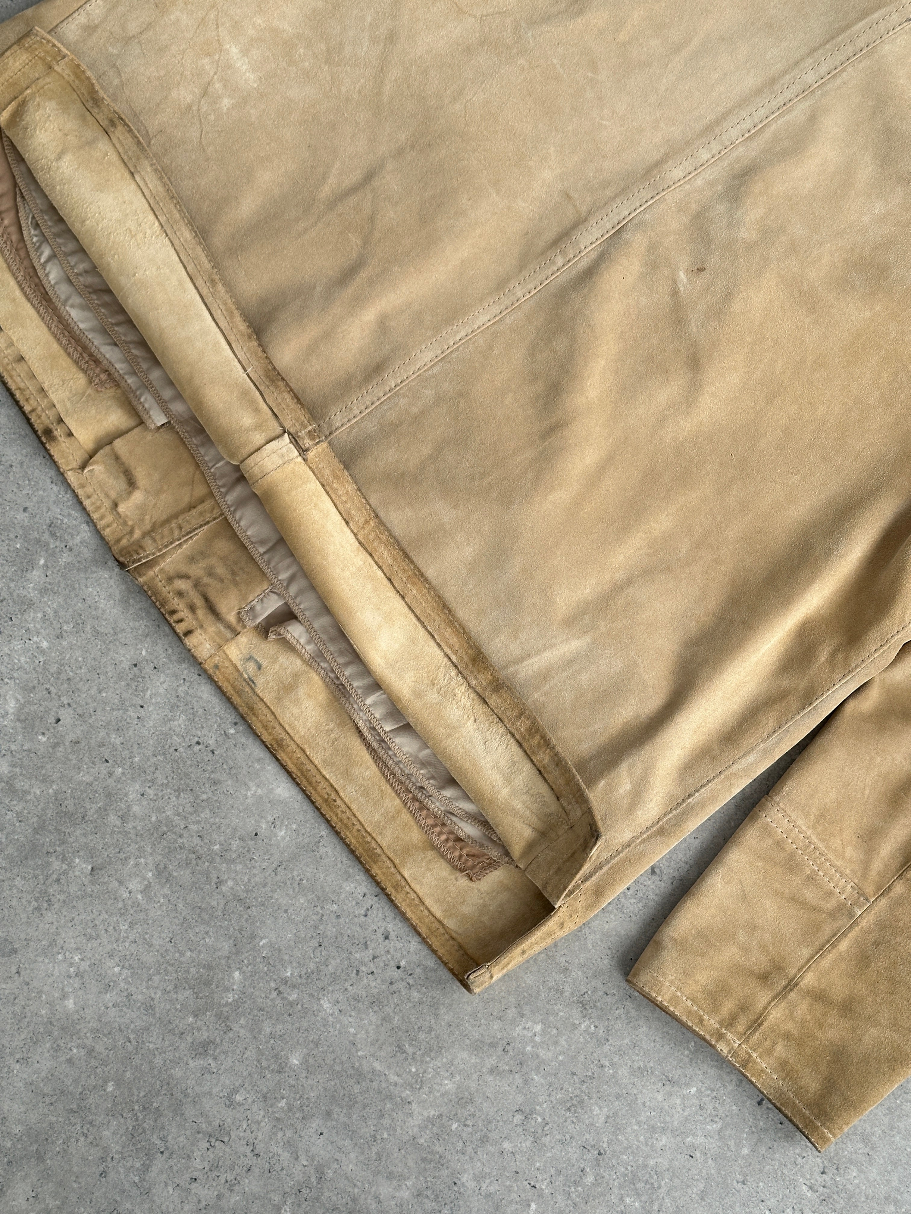 Vintage boxy suede jacket in size L/XL, featuring a classic design with a soft, textured suede exterior and stylish collar.